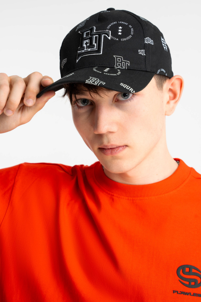 Czarna czapka z daszkiem z nadrukiem na całości, czarny