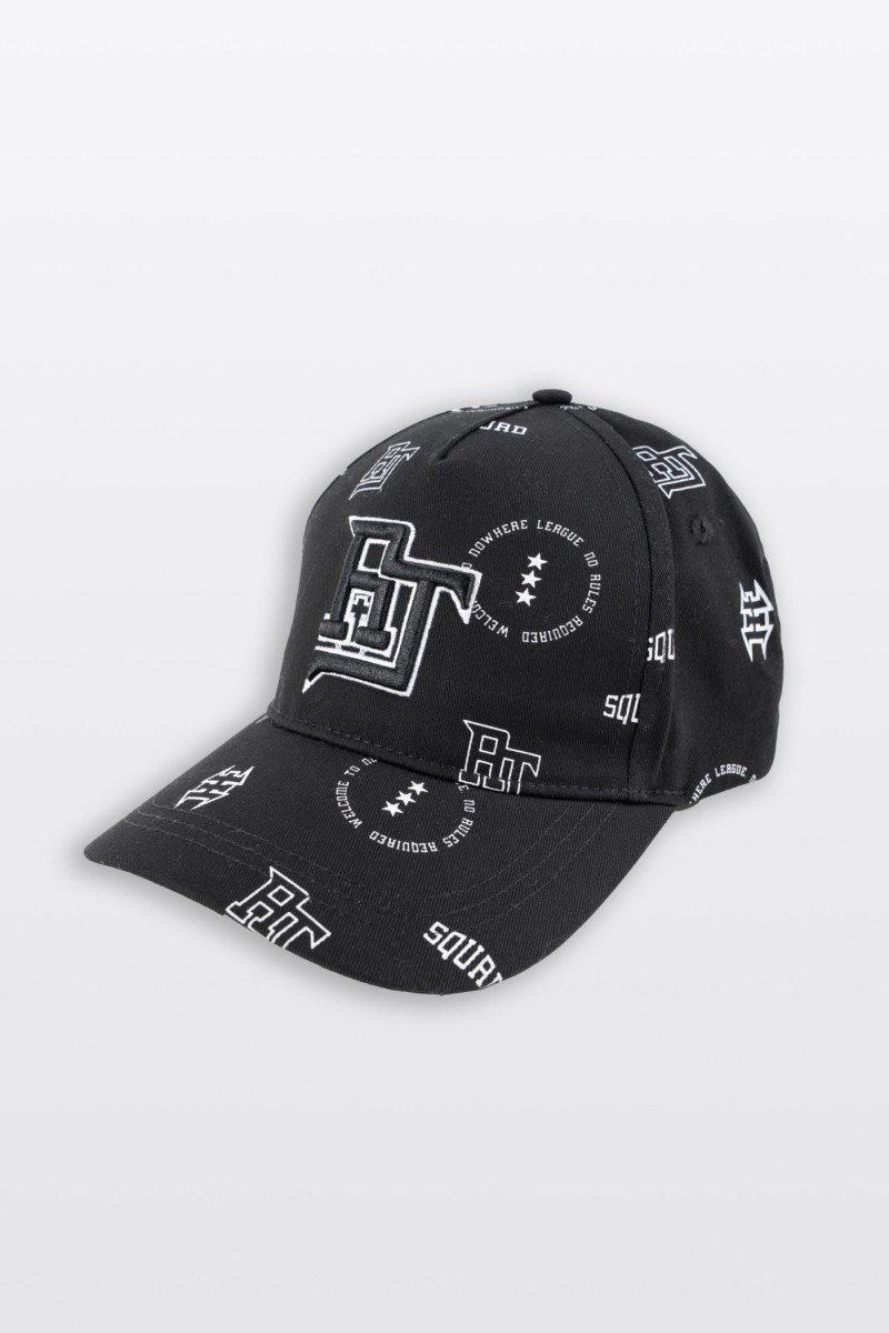 Czarna czapka z daszkiem z nadrukiem na całości