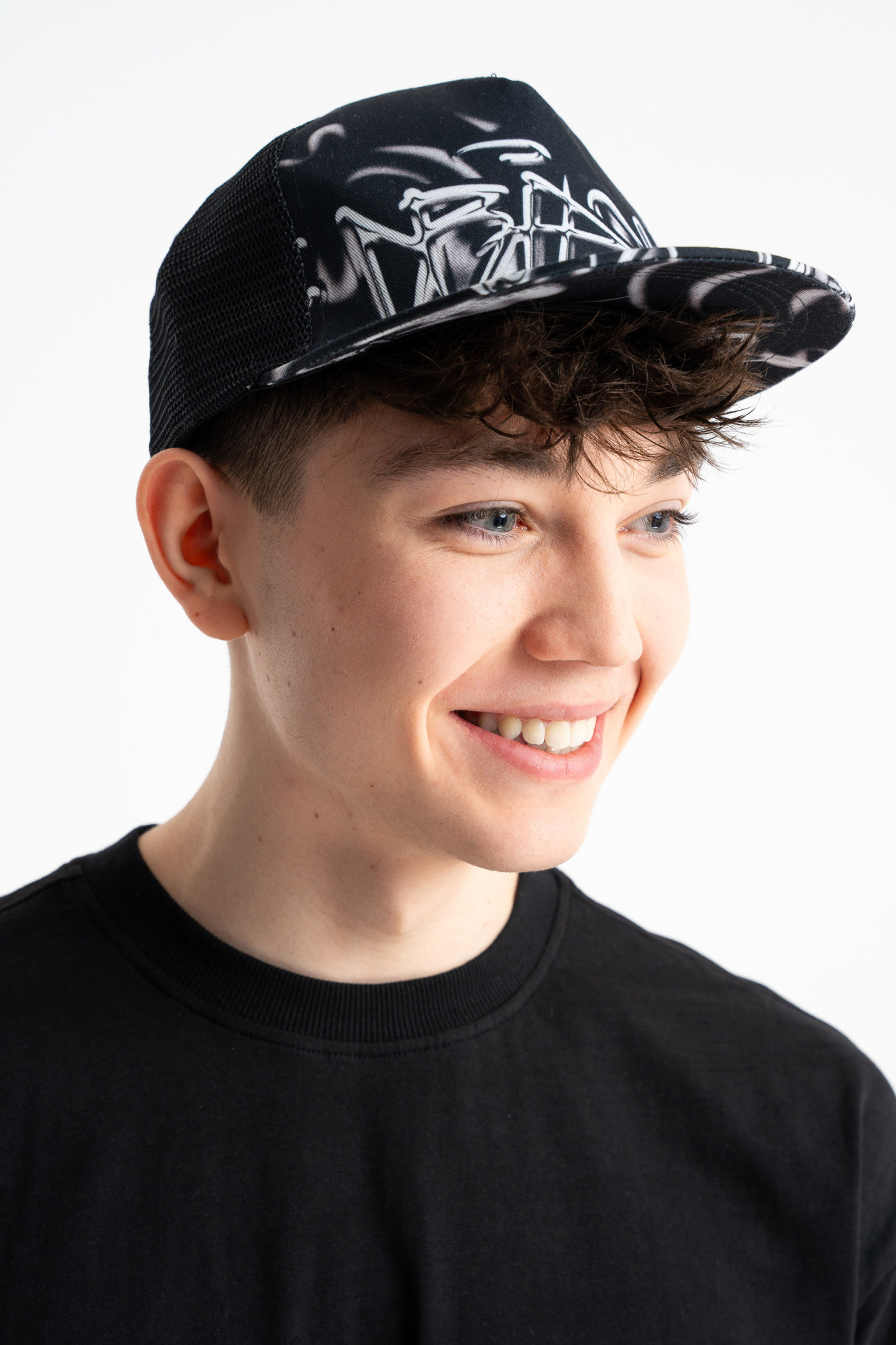 Czarna czapka z daszkiem z nadrukiem na całości