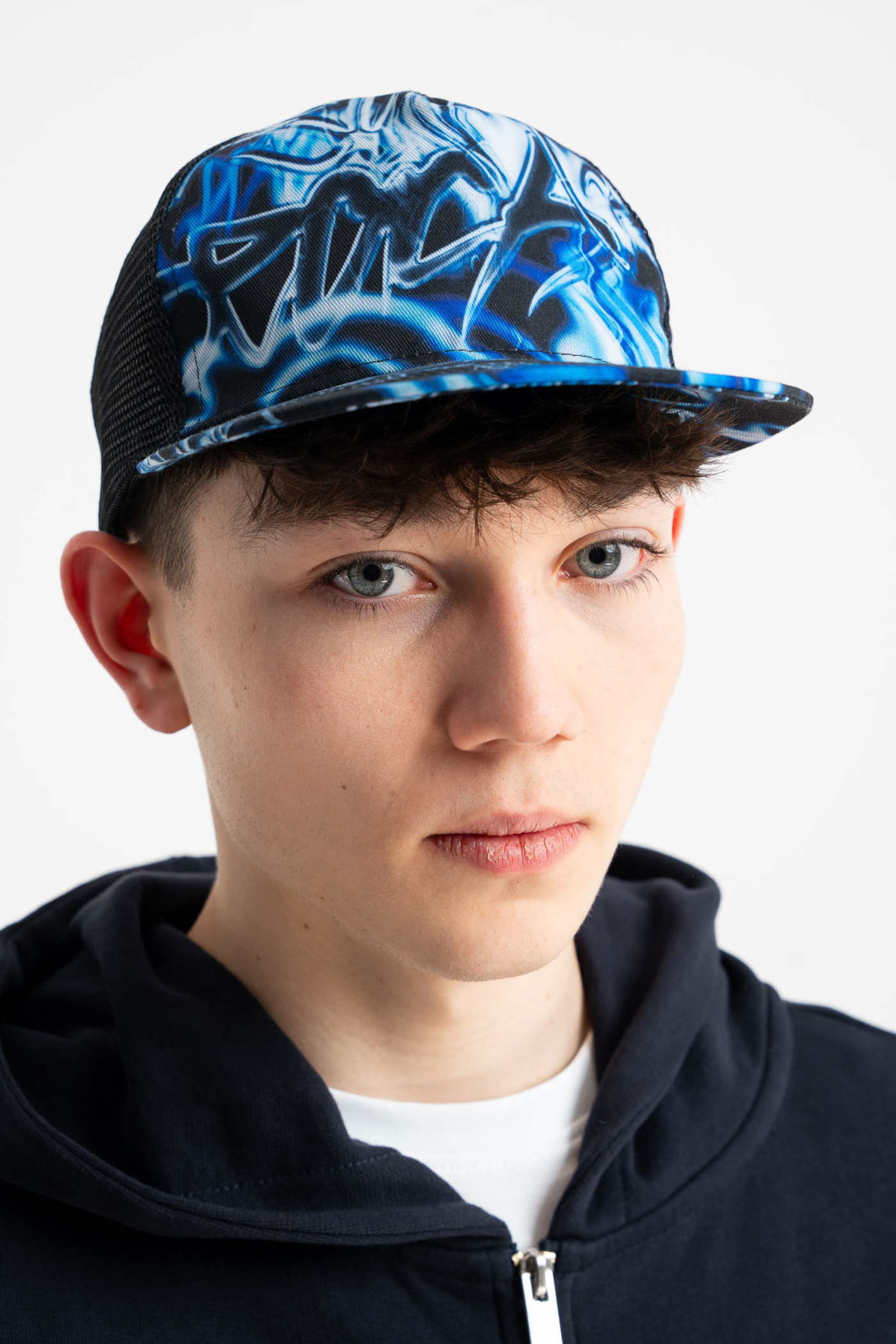 Niebieska czapka z daszkiem z nadrukiem na całości