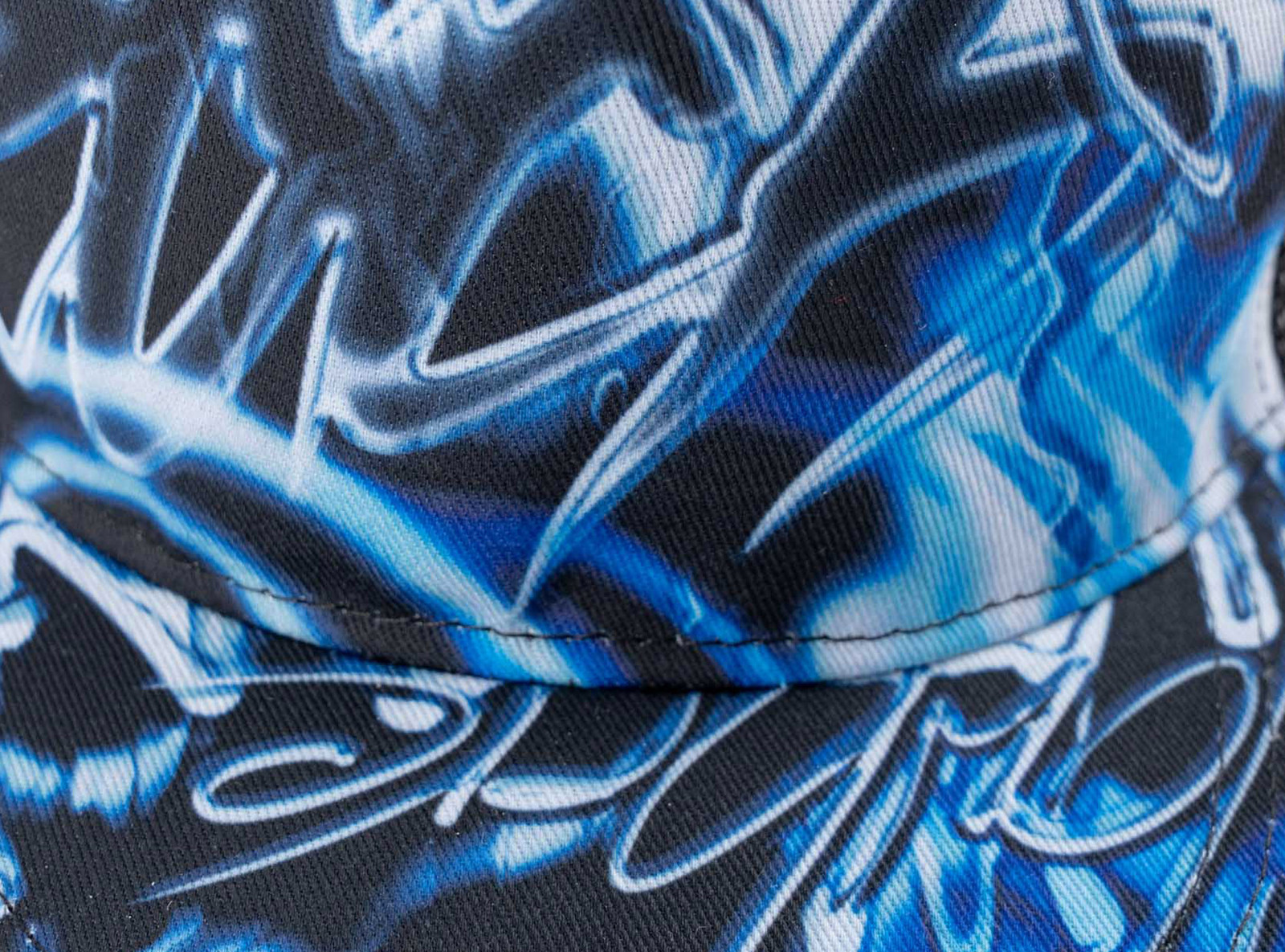 Niebieska czapka z daszkiem z nadrukiem na całości