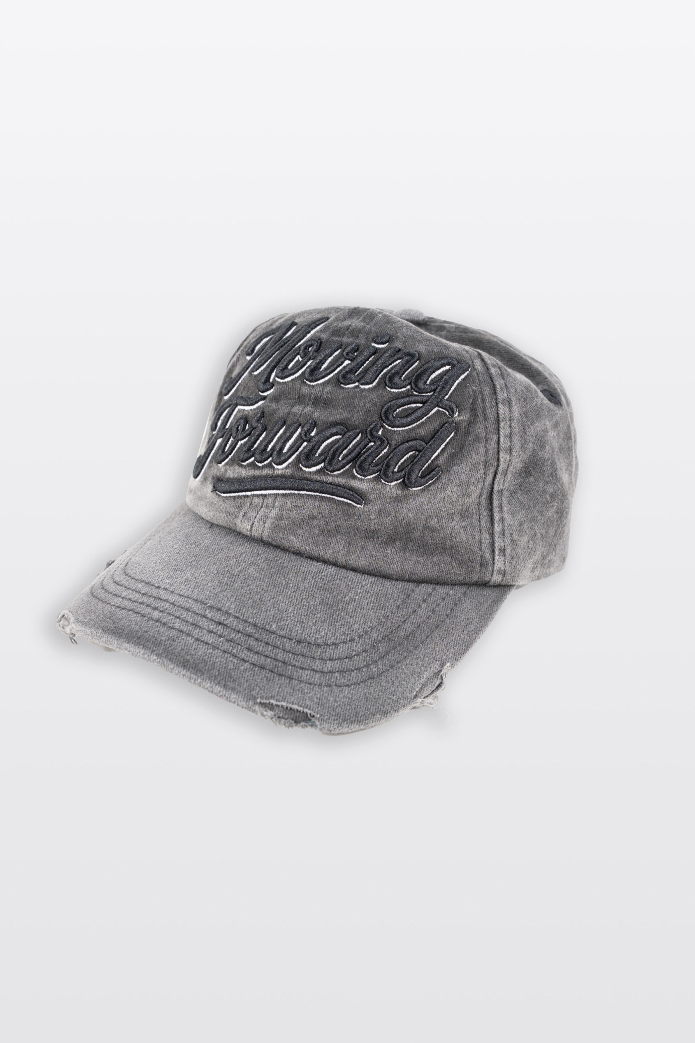 Szara czapka z daszkiem z haftem z przodu