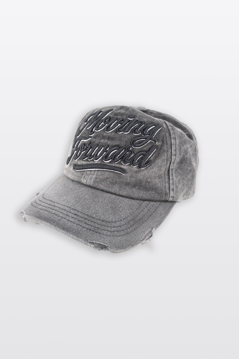 Szara czapka z daszkiem z haftem z przodu