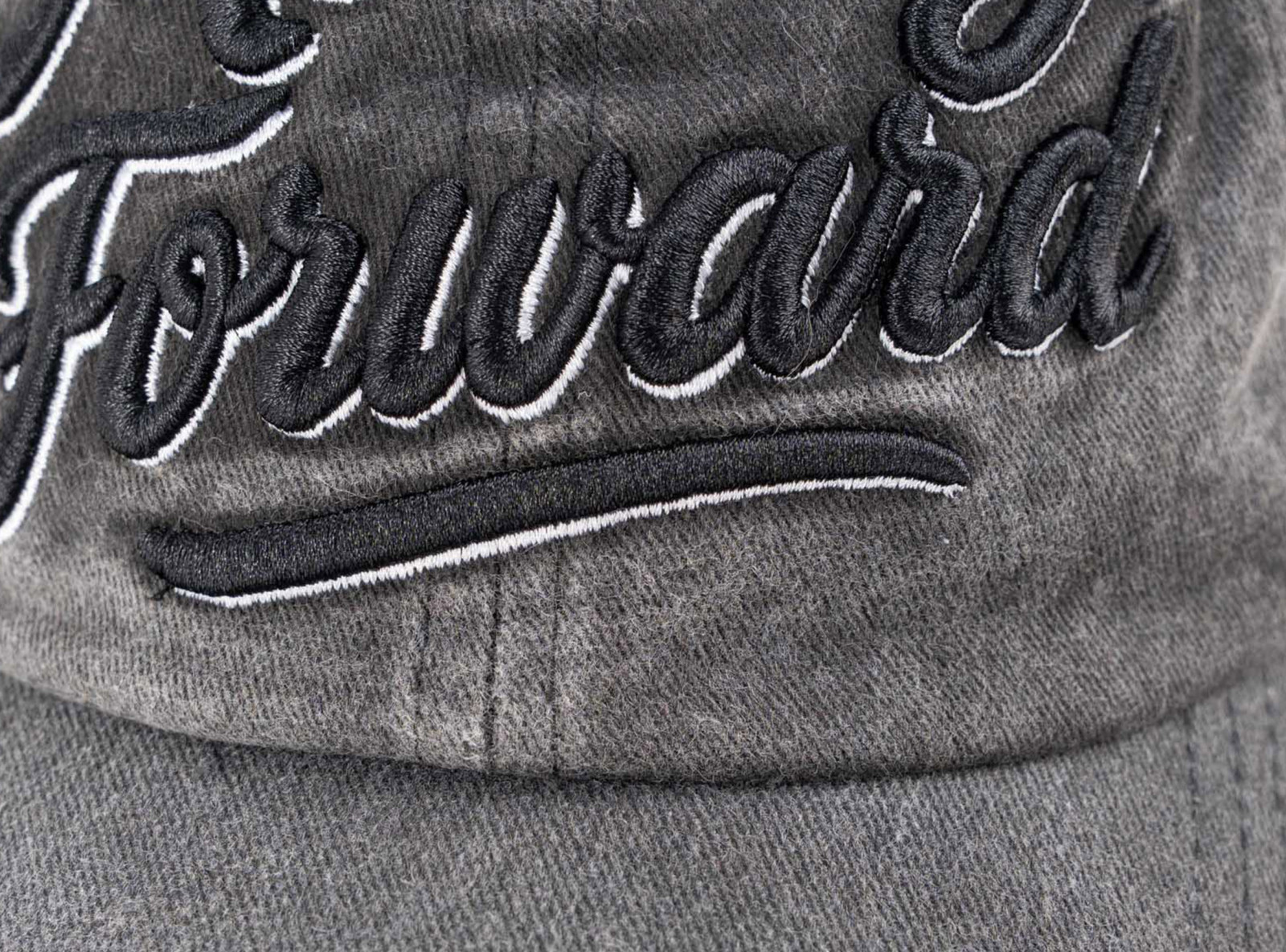 Szara czapka z daszkiem z haftem z przodu