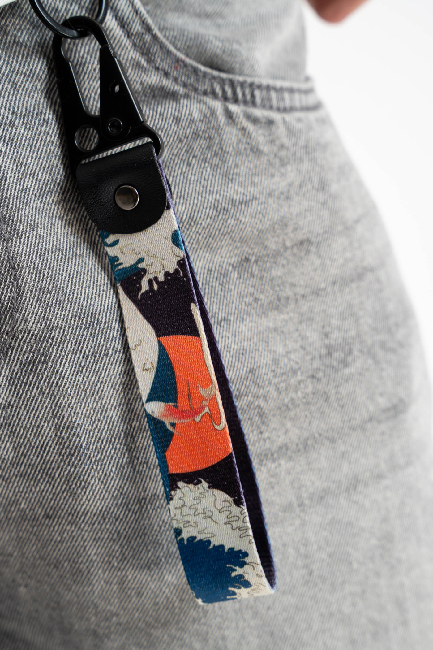 Kolorowy brelok z taśmy szutrowej z autorską grafiką