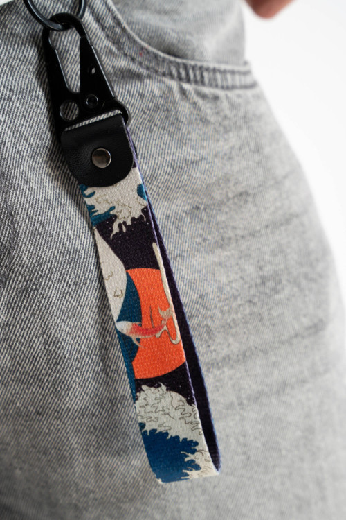 Kolorowy brelok z taśmy szutrowej z autorską grafiką