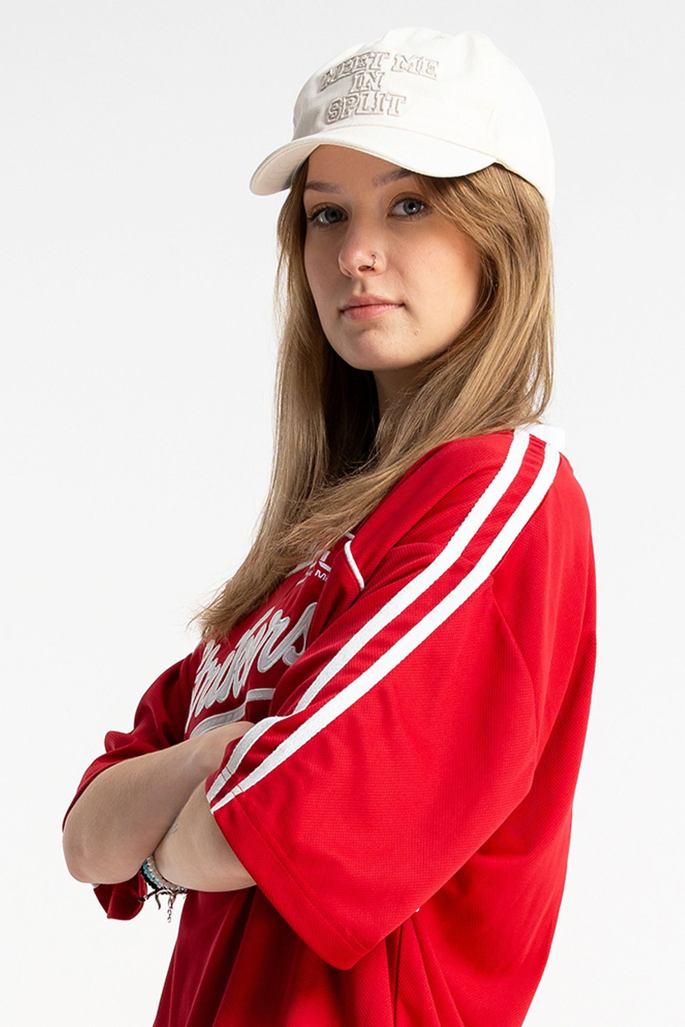 Kremowa czapka z daszkiem z haftem z przodu