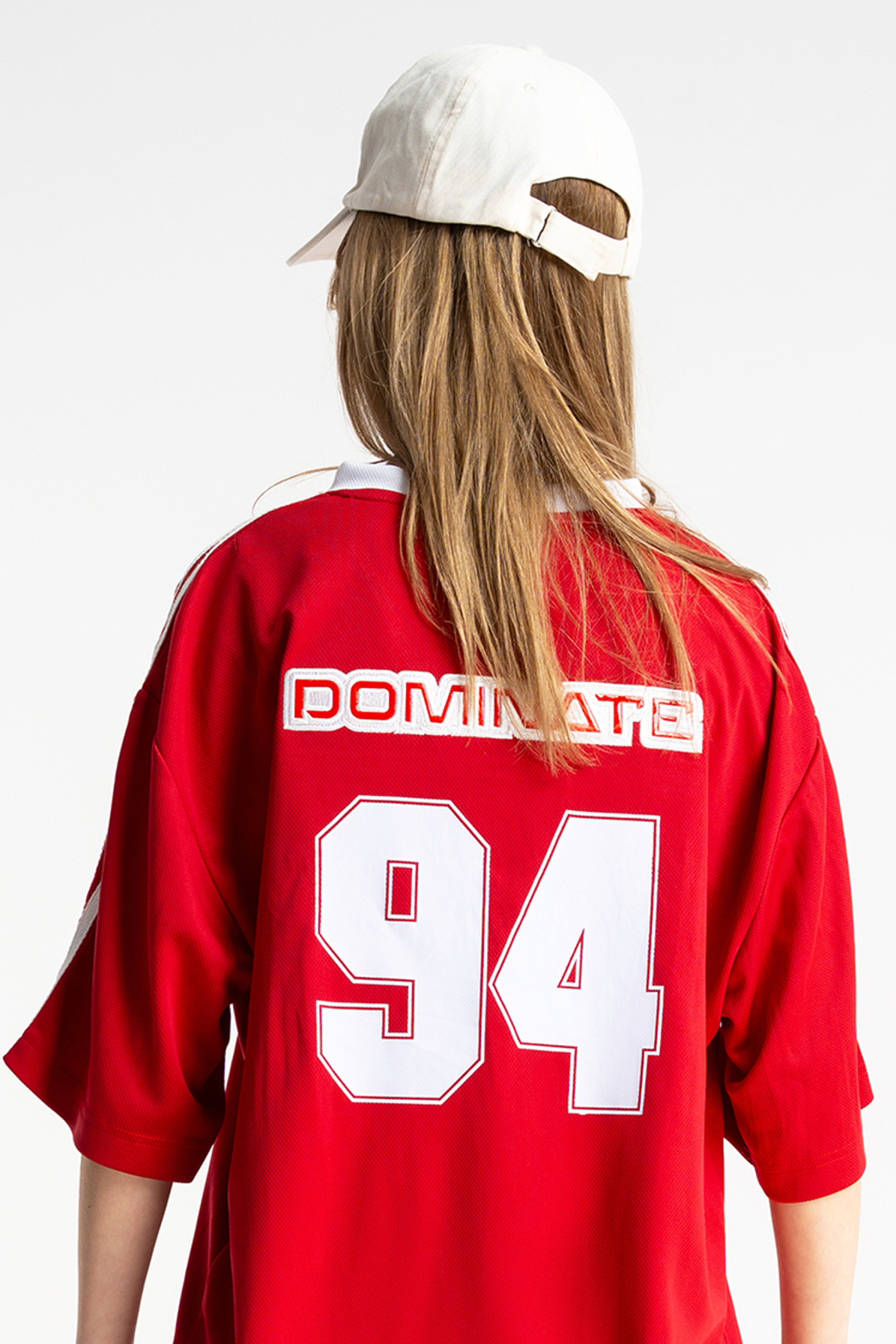 Kremowa czapka z daszkiem z haftem z przodu