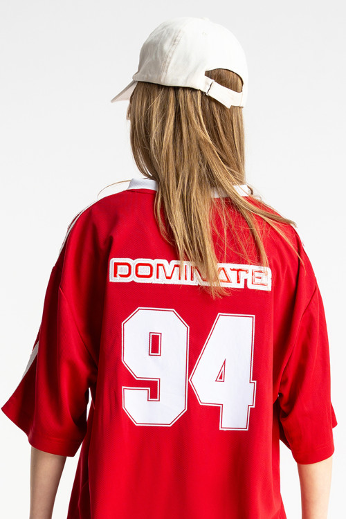 Kremowa czapka z daszkiem z haftem z przodu