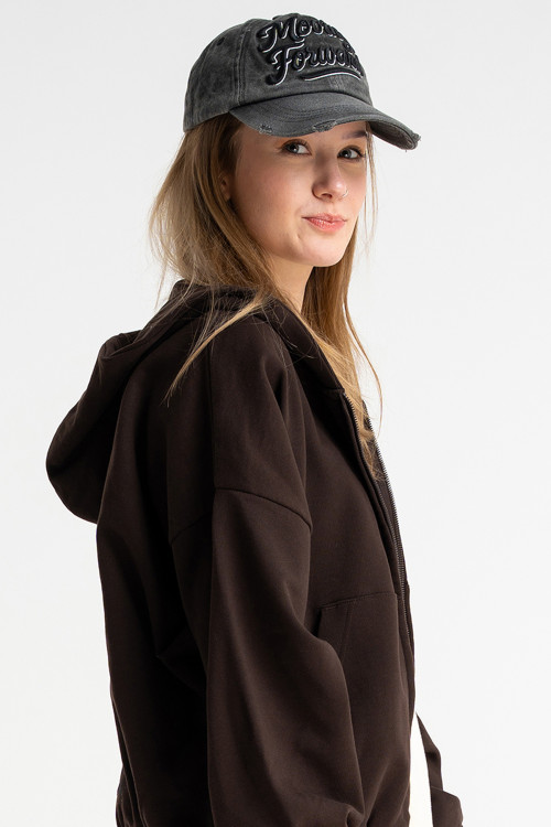 Szara czapka z daszkiem z haftem z przodu