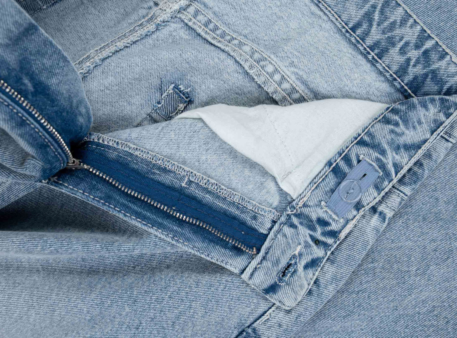 Niebieskie spodnie jeansowe SKATER z modnymi cięciami