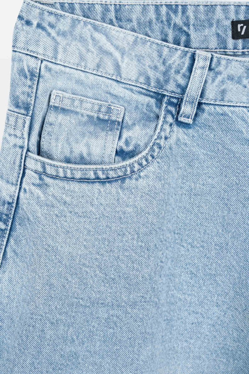 Niebieskie spodnie jeansowe SKATER z modnymi cięciami