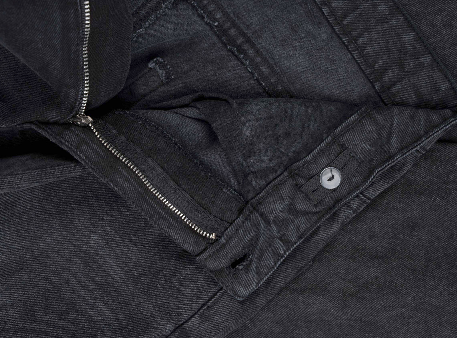 Czarne spodnie jeansowe SKATER z modnymi cięciami