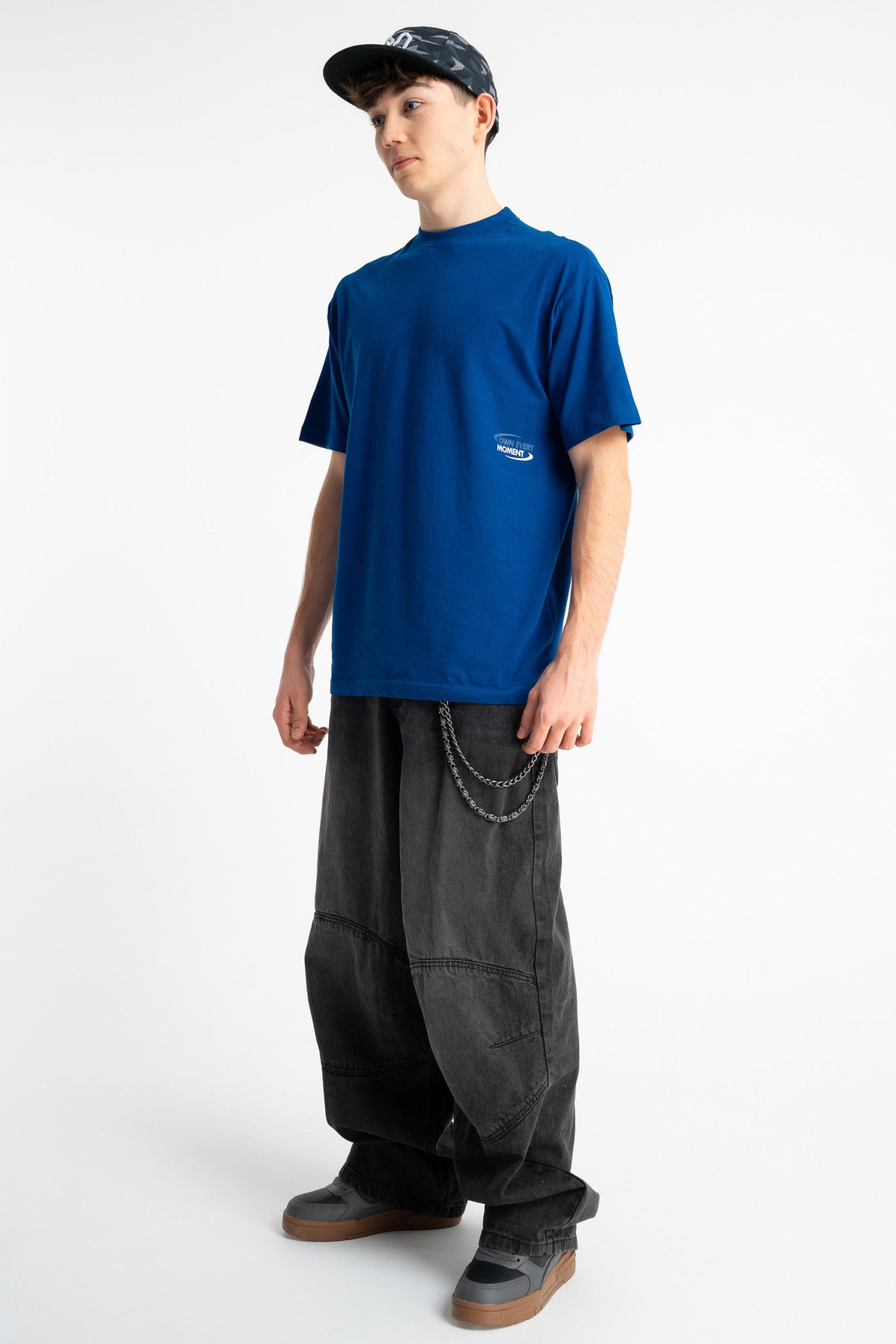 Czarne spodnie jeansowe SKATER z modnymi cięciami