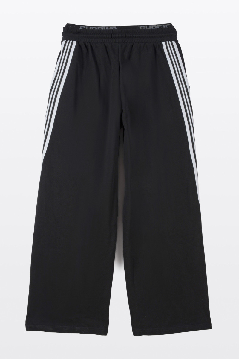 Czarne spodnie dresowe WIDE LEG z kontrastowymi paskami na nogawkach