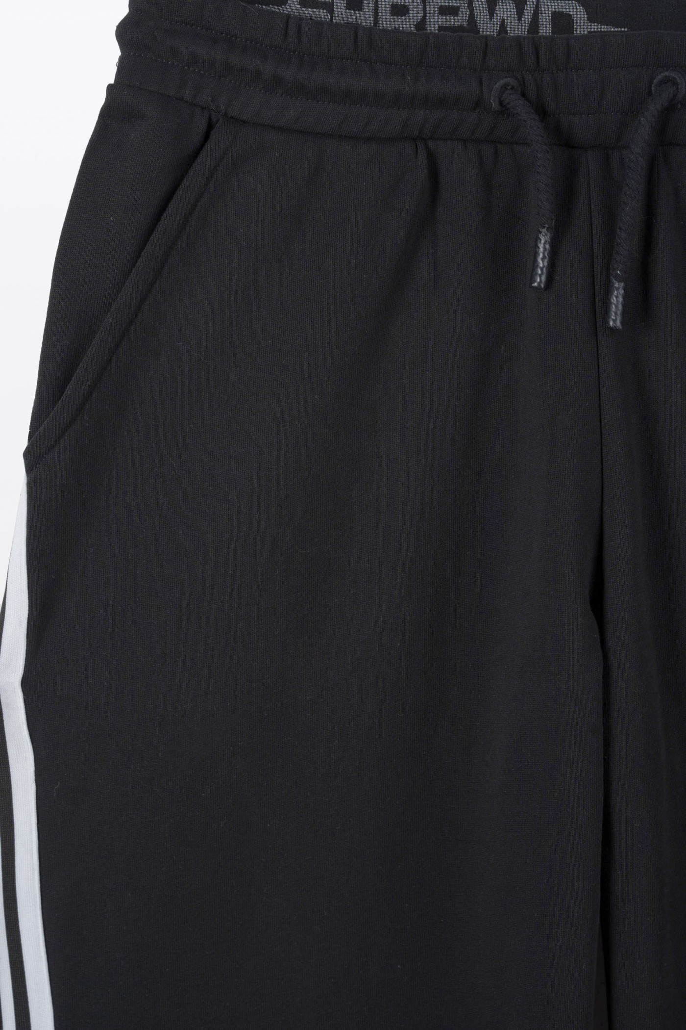 Czarne spodnie dresowe WIDE LEG z kontrastowymi paskami na nogawkach