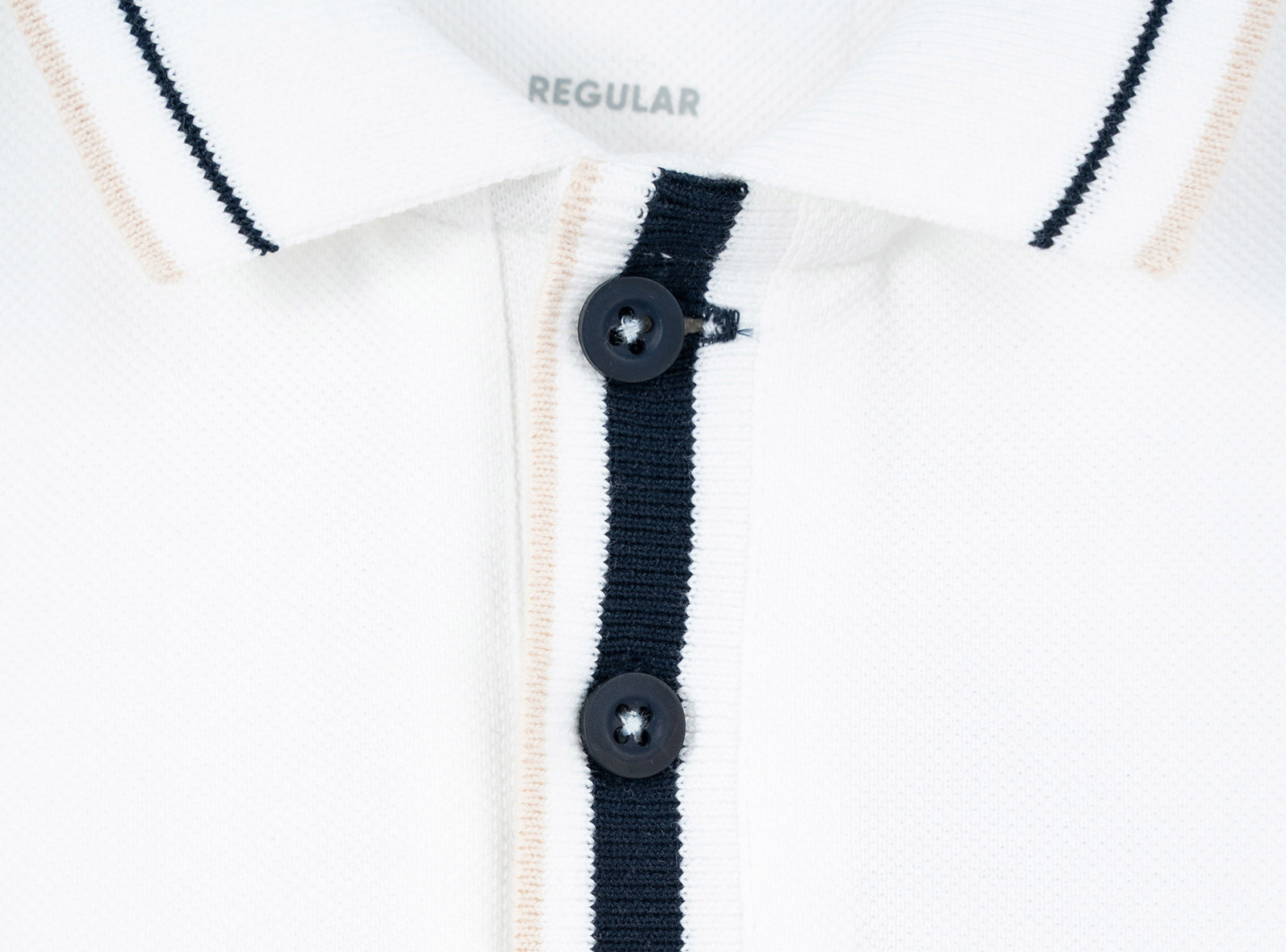 Biała koszulka polo REGULAR z krótkim rękawem z kontrastową lamówką