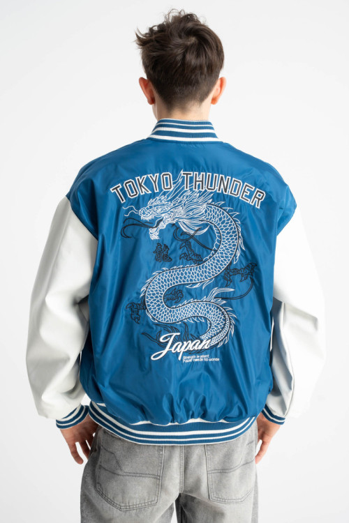 Biało-niebieska kurtka bomberka na stójce z modnym haftem