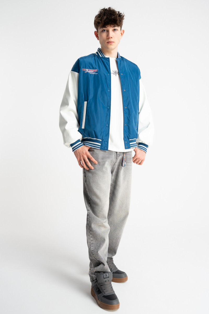 Biało-niebieska kurtka bomberka na stójce z modnym haftem