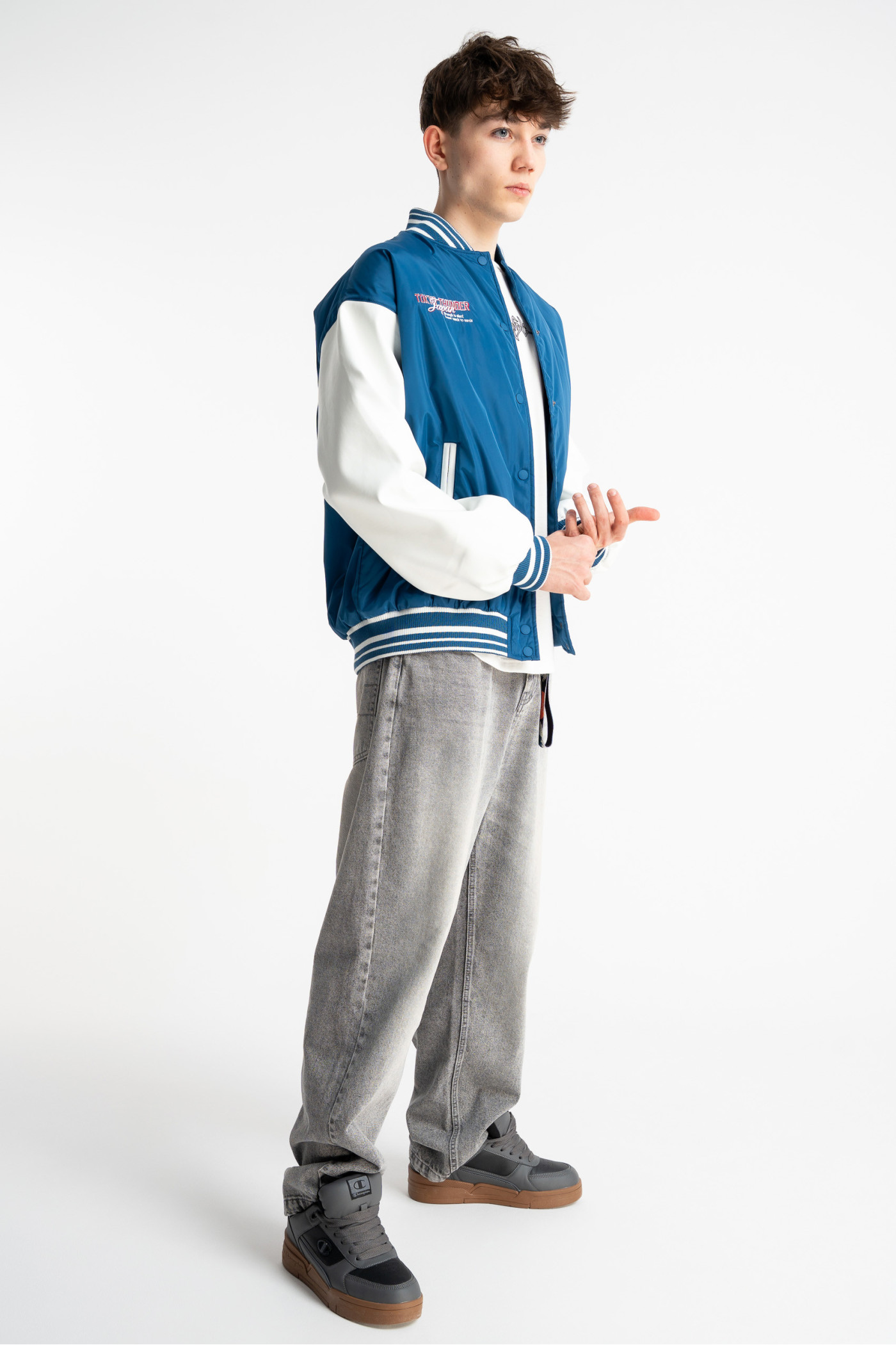 Biało-niebieska kurtka bomberka na stójce z modnym haftem