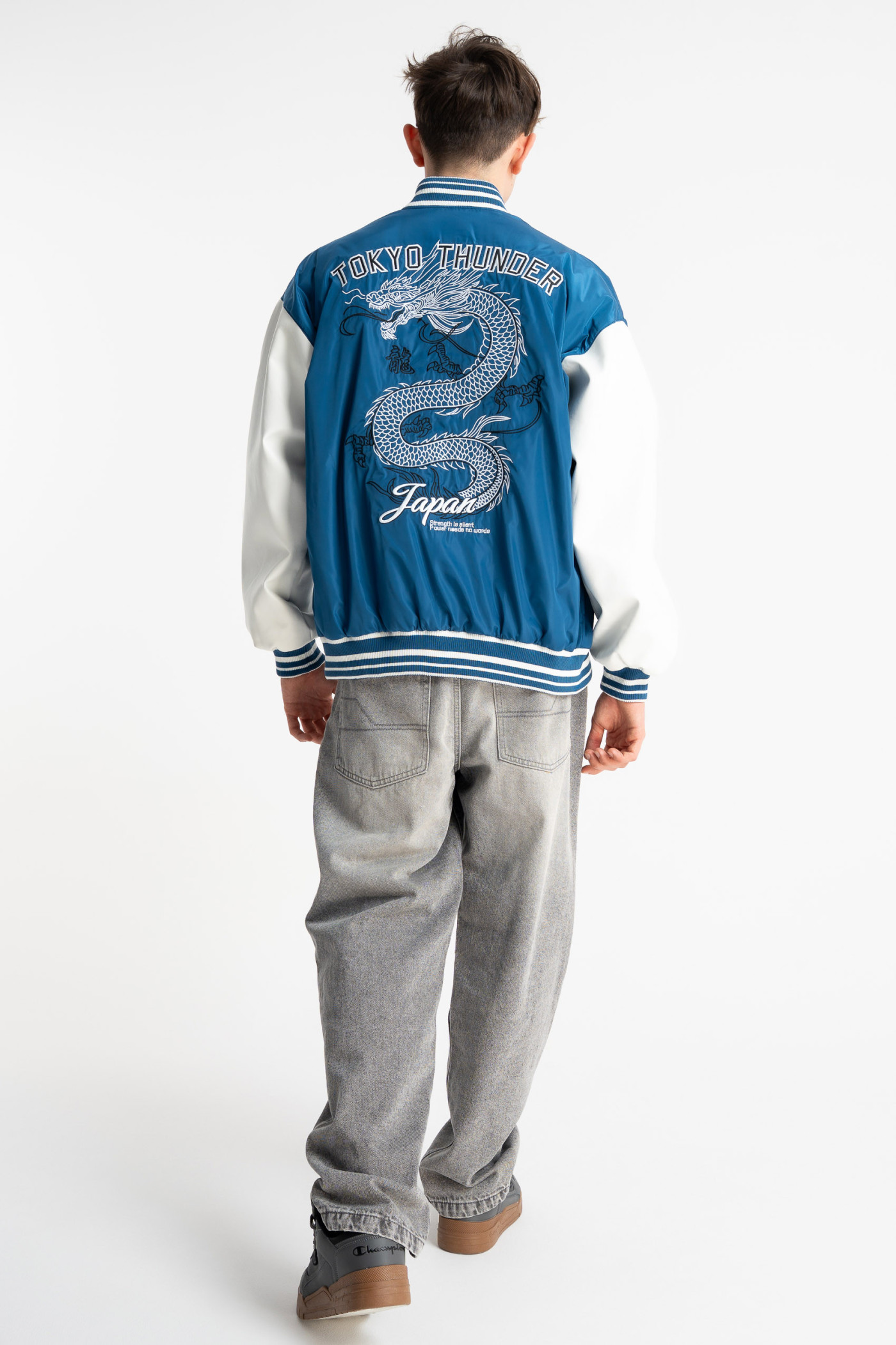 Biało-niebieska kurtka bomberka na stójce z modnym haftem