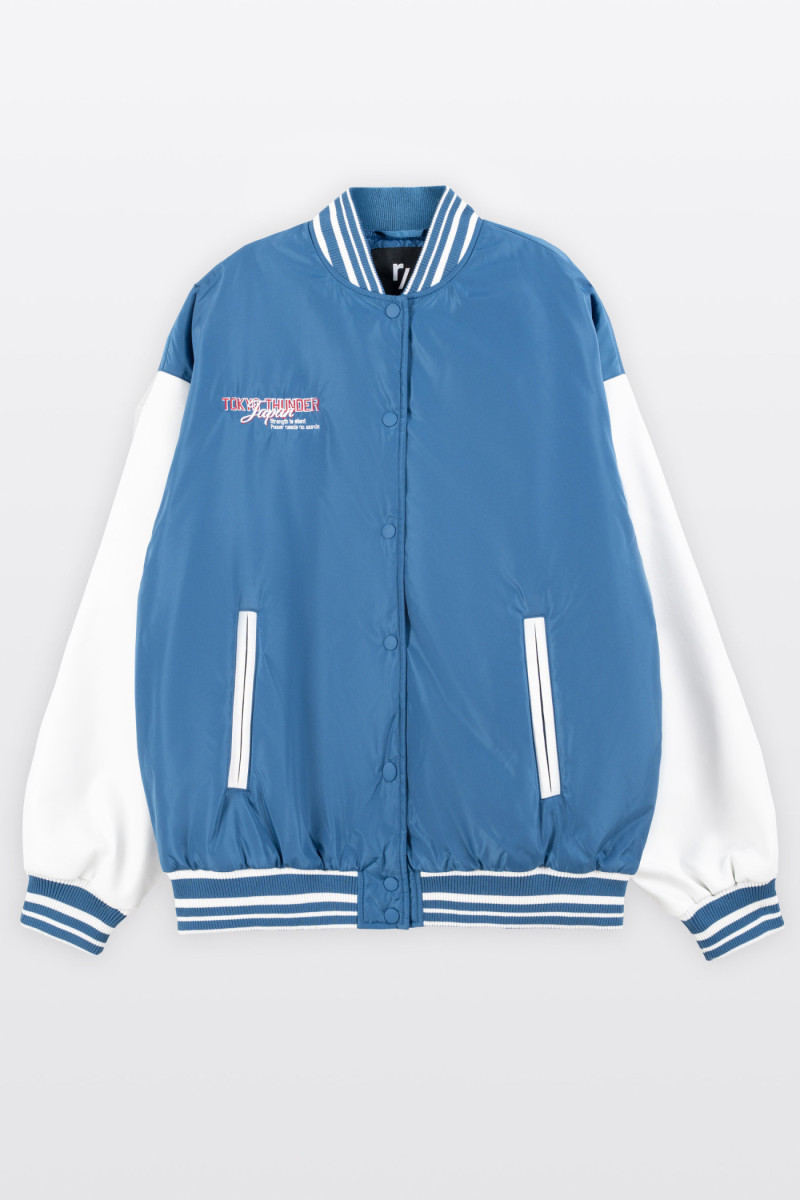 Biało-niebieska kurtka bomberka na stójce z modnym haftem