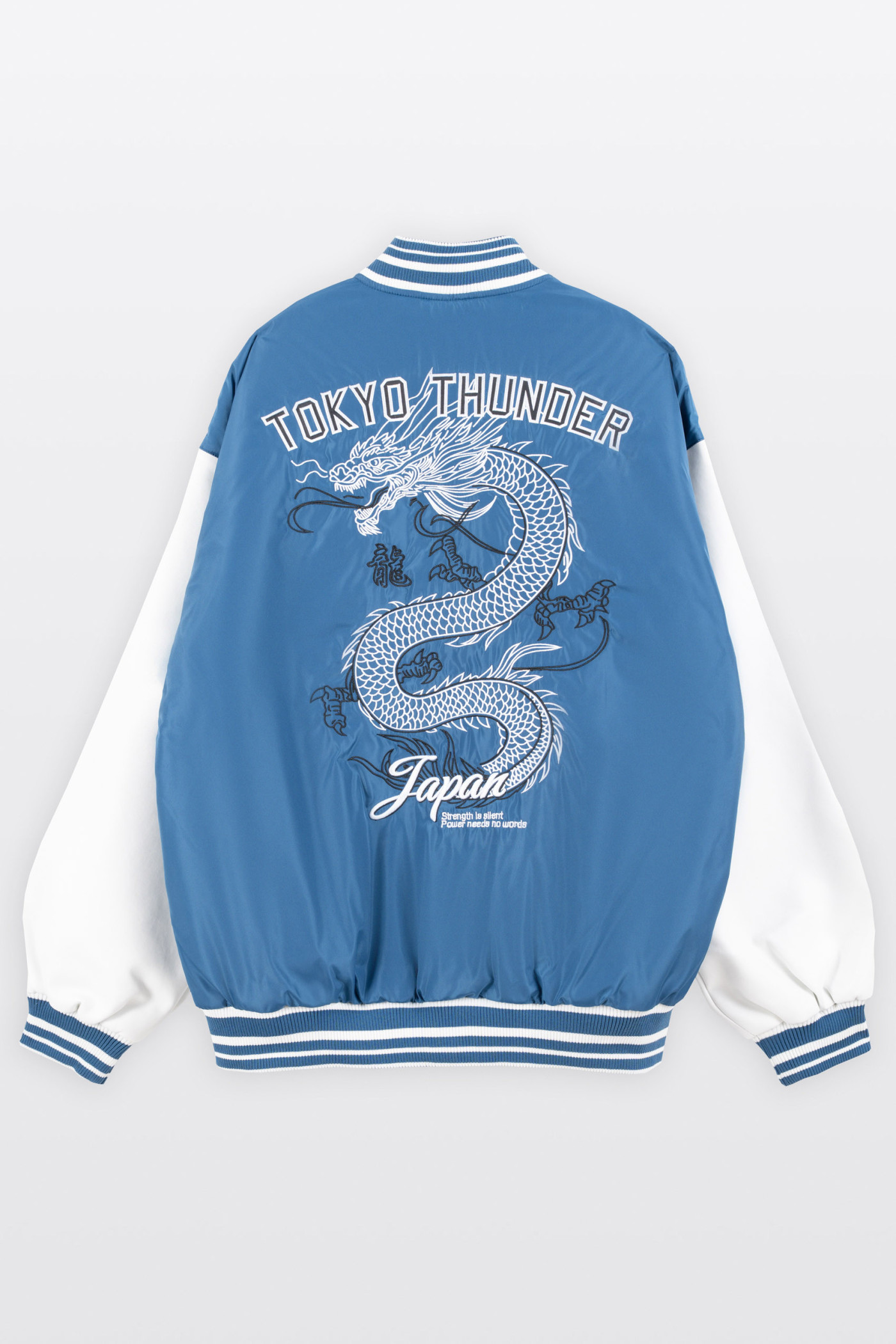 Biało-niebieska kurtka bomberka na stójce z modnym haftem