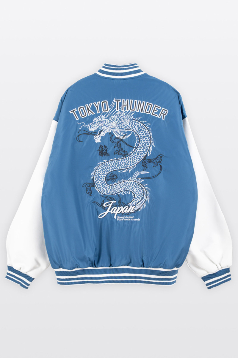 Biało-niebieska kurtka bomberka na stójce z modnym haftem