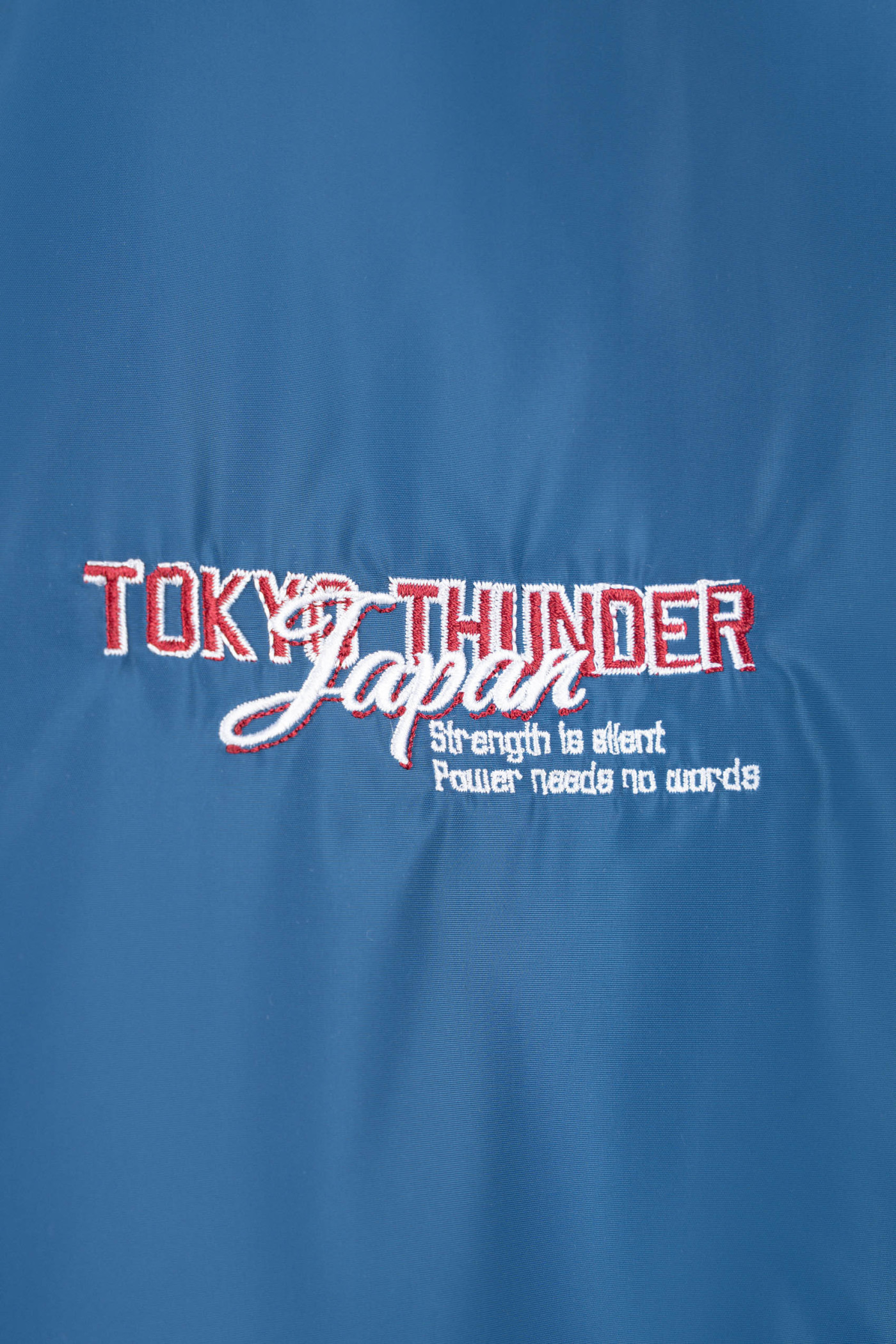 Biało-niebieska kurtka bomberka na stójce z modnym haftem