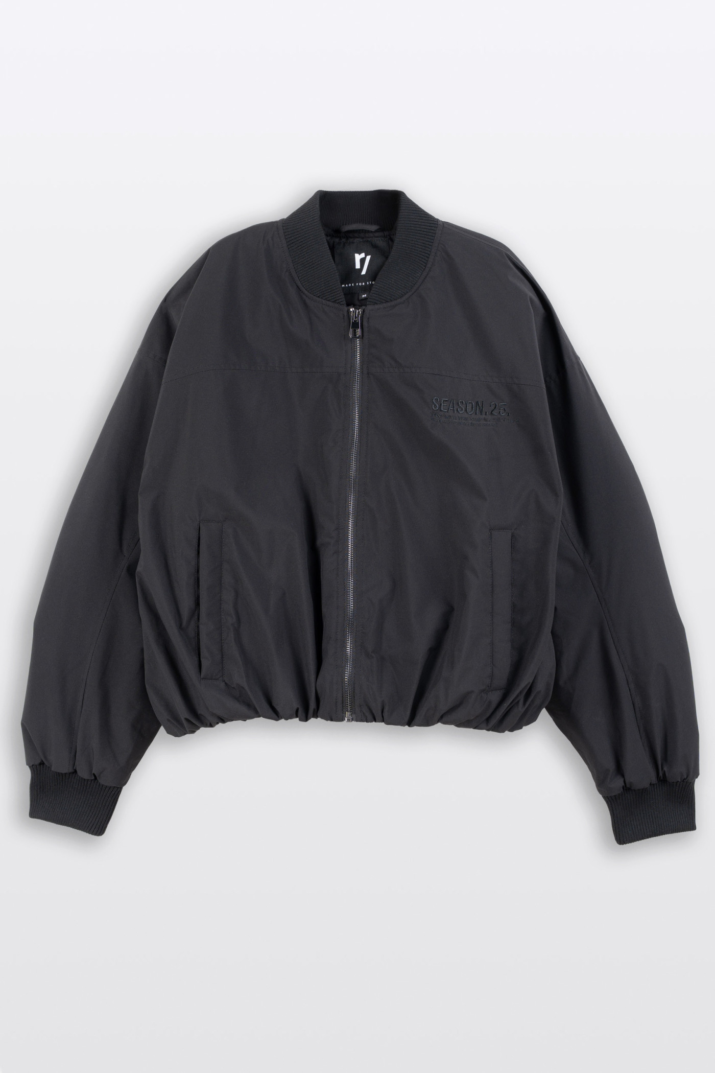 Czarna kurtka przejściowa bomberka z haftem z tyłu