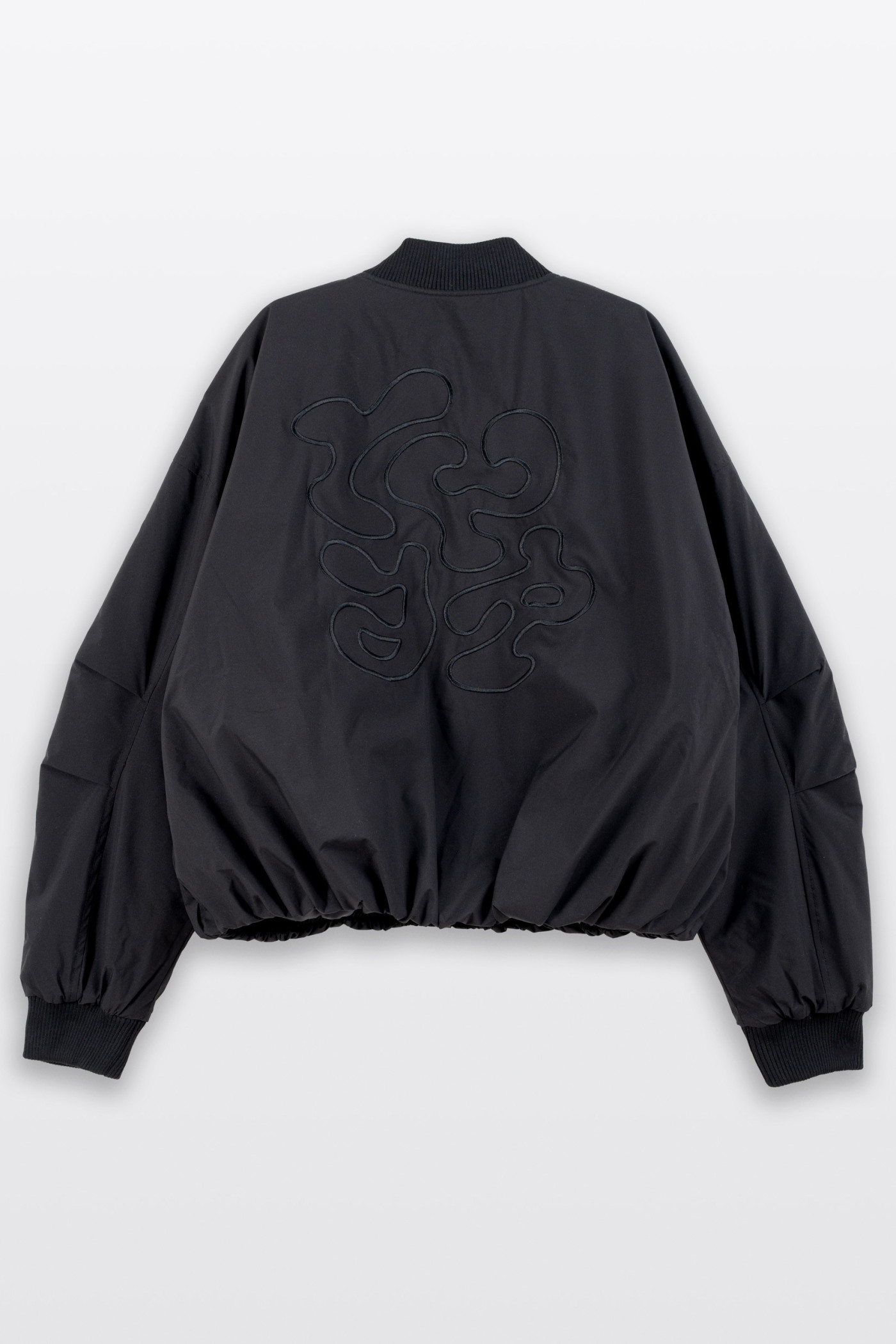 Czarna kurtka przejściowa bomberka z haftem z tyłu