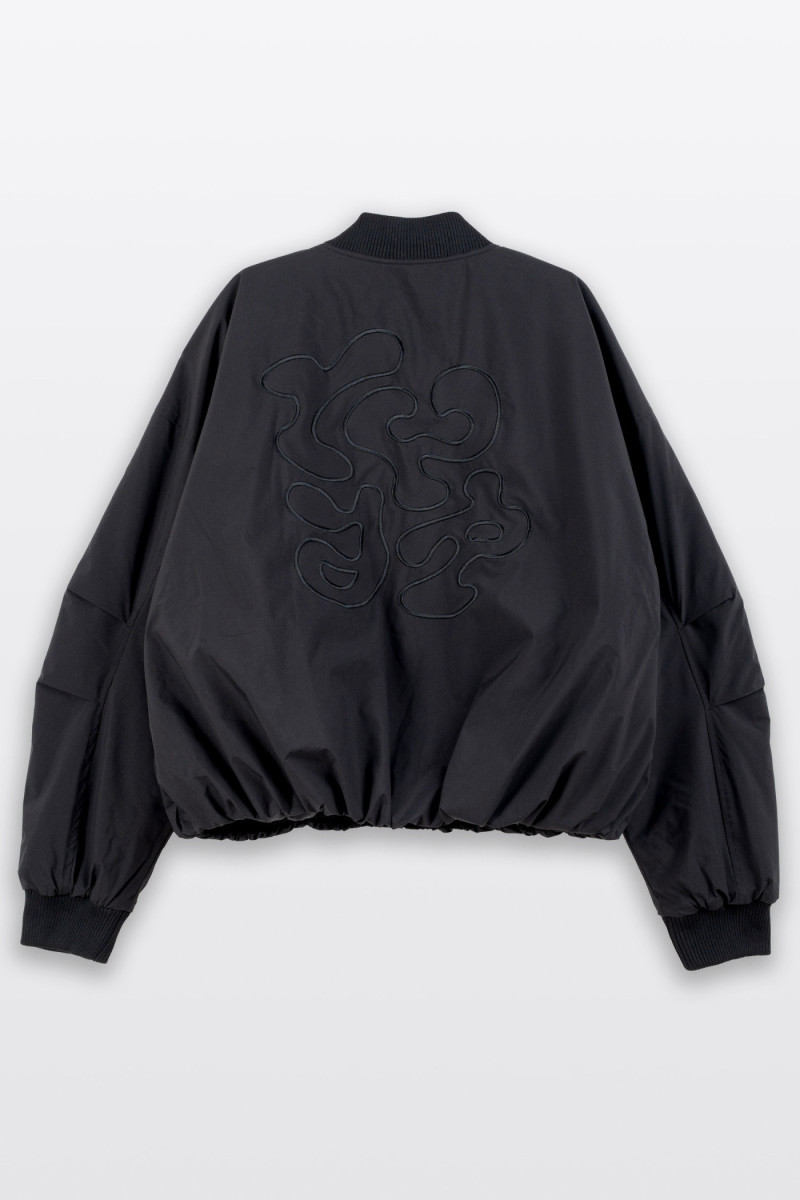 Czarna kurtka przejściowa bomberka z haftem z tyłu