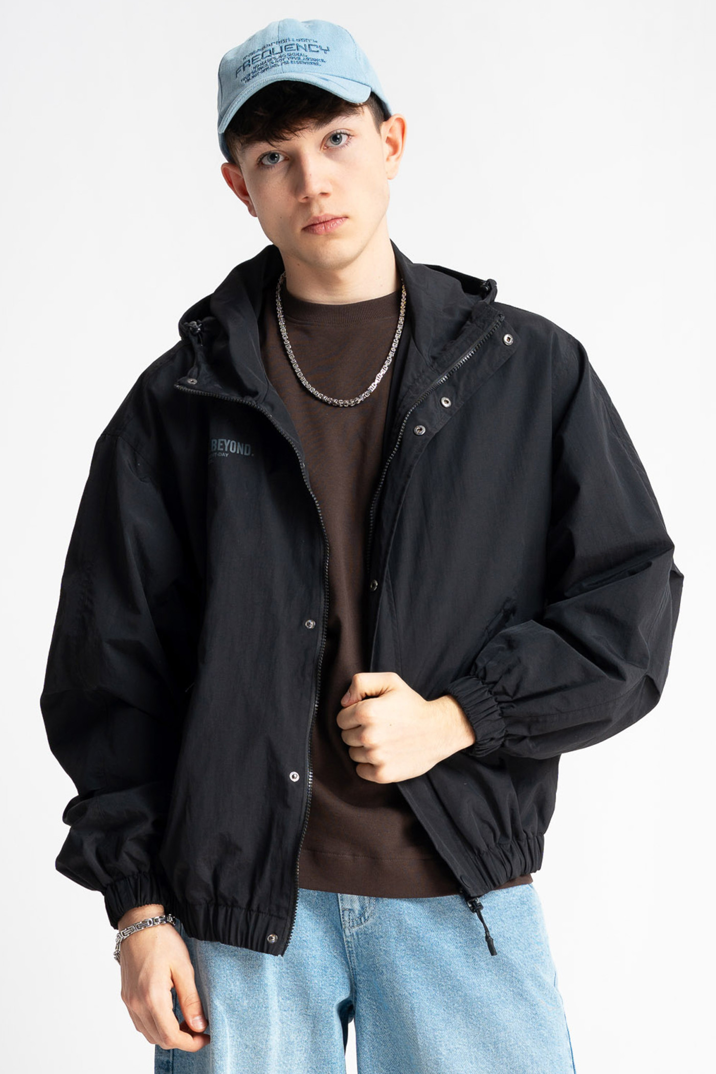 Czarna kurtka przejściowa z kapturem z minimalistycznym nadrukiem