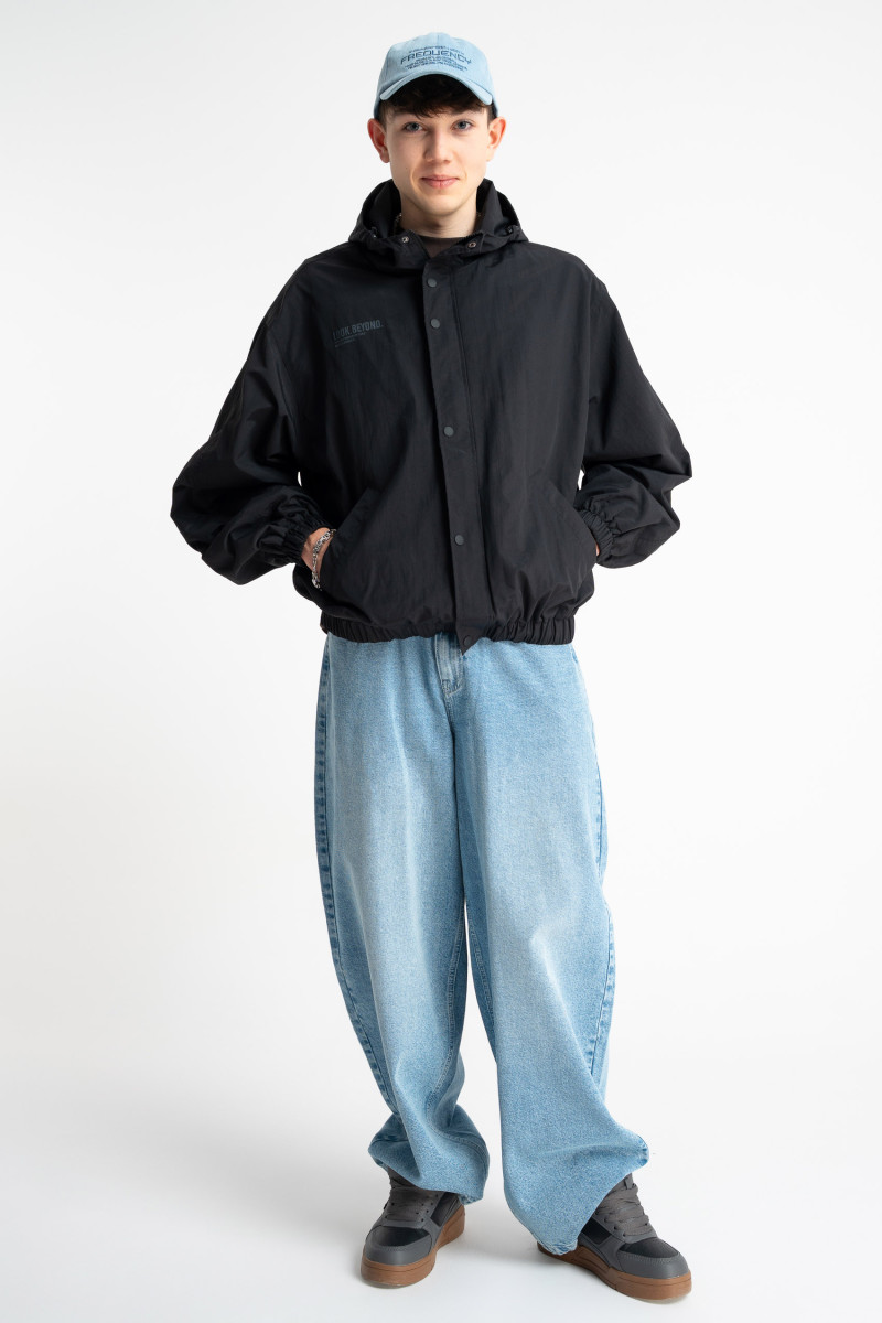 Czarna kurtka przejściowa z kapturem z minimalistycznym nadrukiem