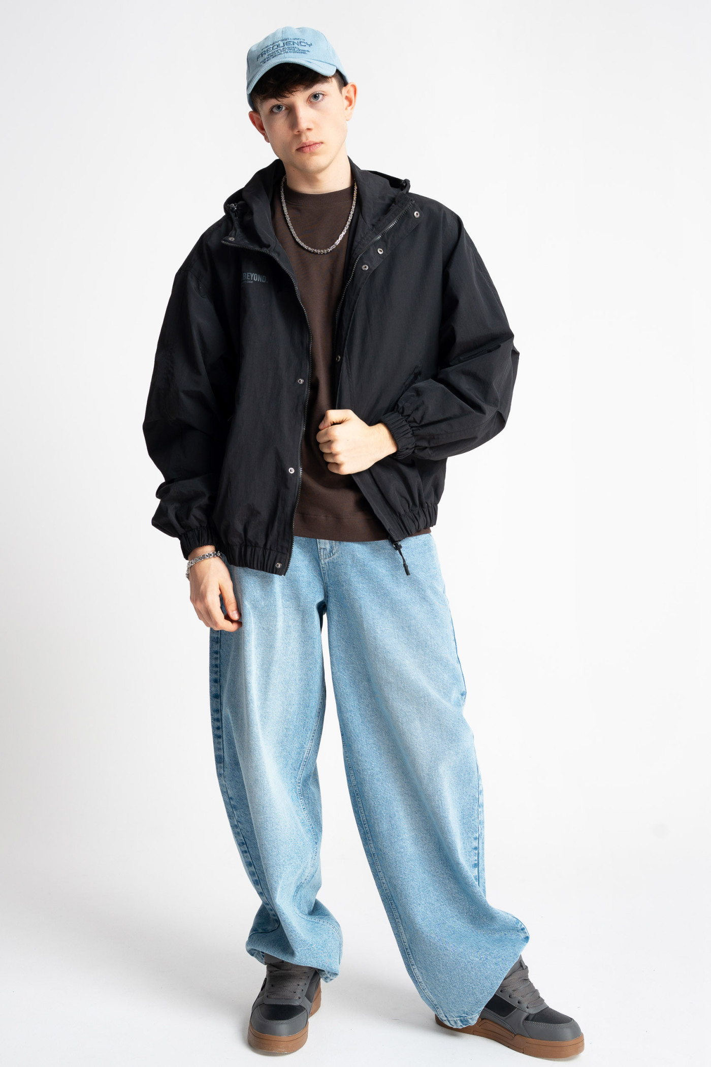 Czarna kurtka przejściowa z kapturem z minimalistycznym nadrukiem