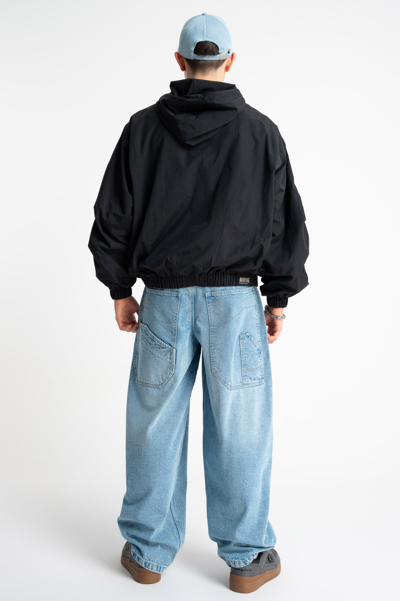 Czarna kurtka przejściowa z kapturem z minimalistycznym nadrukiem