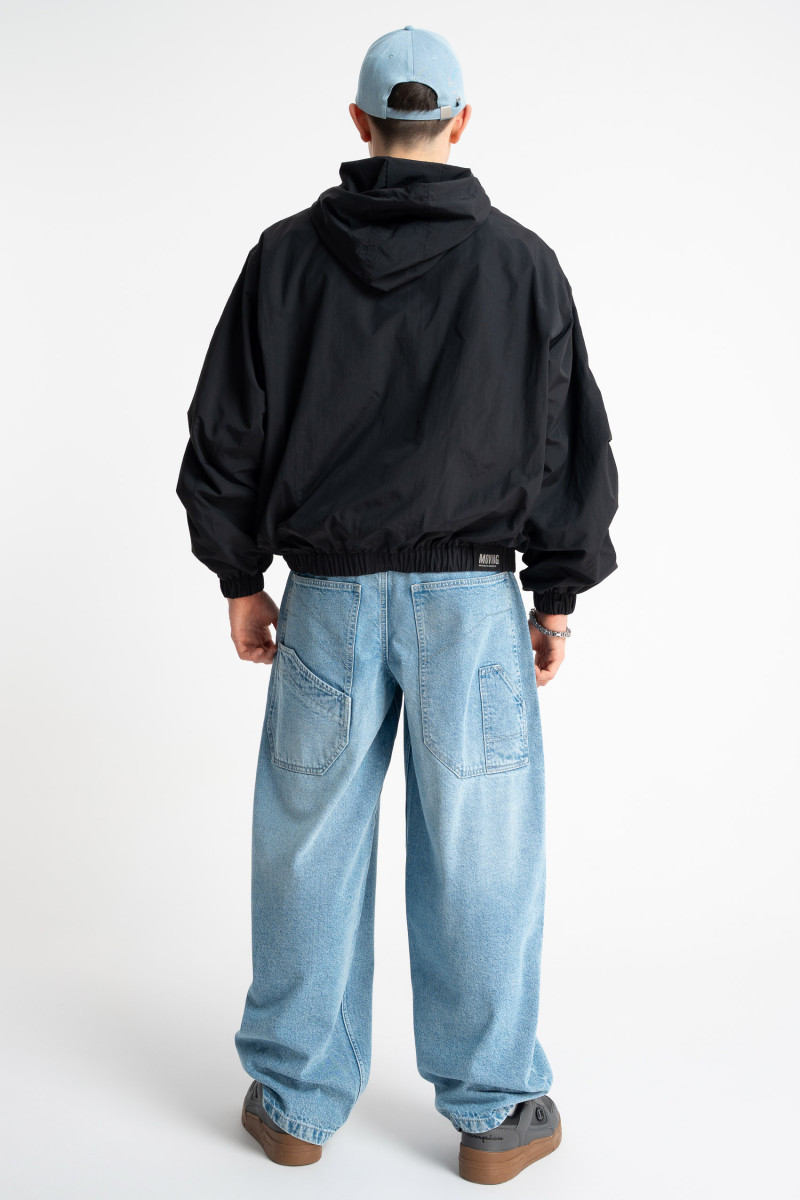 Czarna kurtka przejściowa z kapturem z minimalistycznym nadrukiem