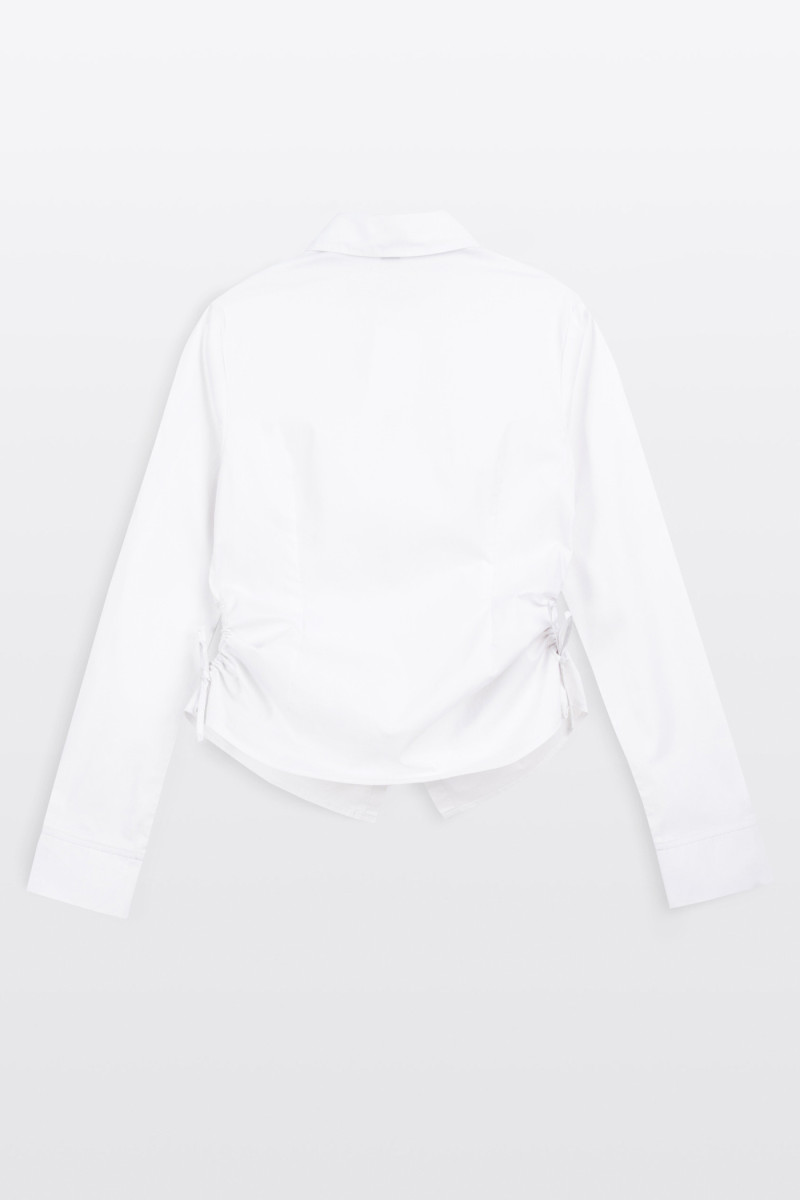 Biała koszula z modnymi marszczeniami w pasie z długim rękawem