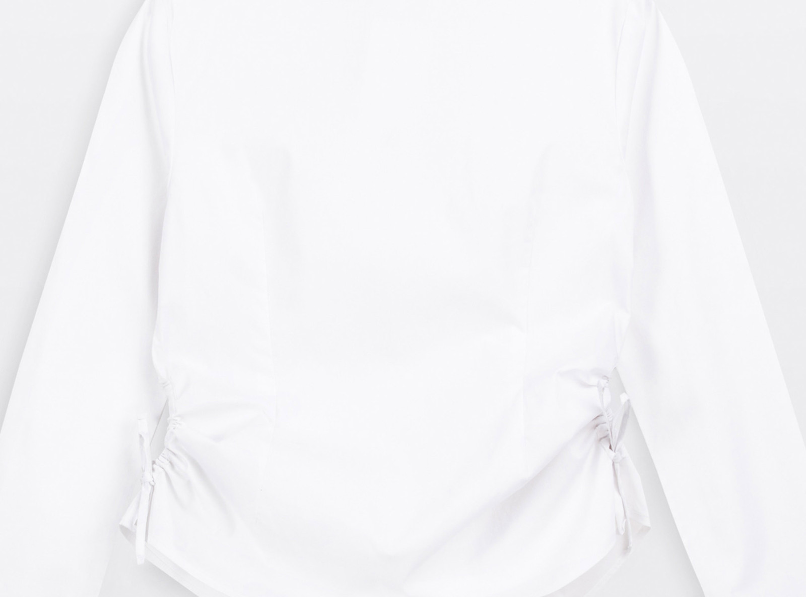 Biała koszula z modnymi marszczeniami w pasie z długim rękawem