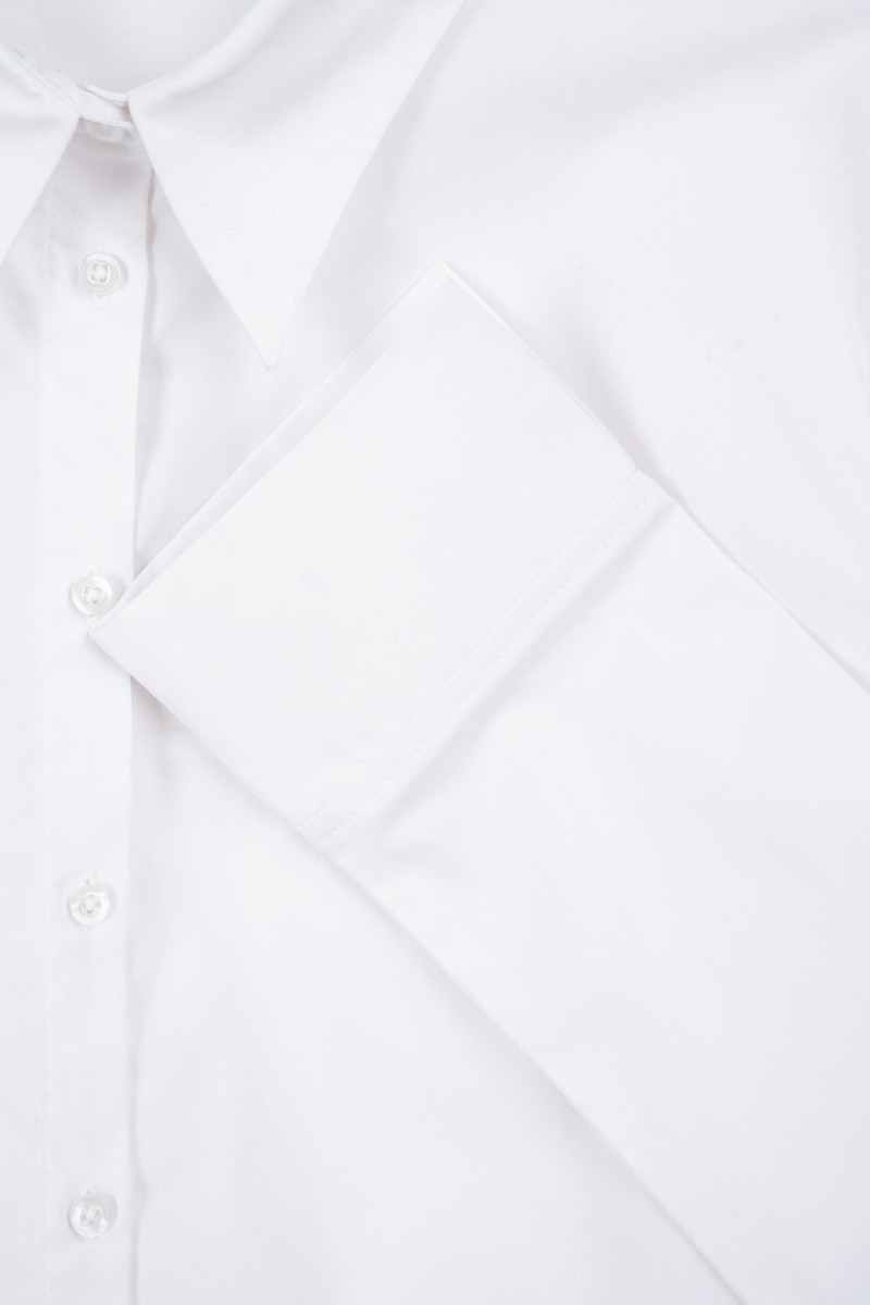 Biała koszula z modnymi marszczeniami w pasie z długim rękawem