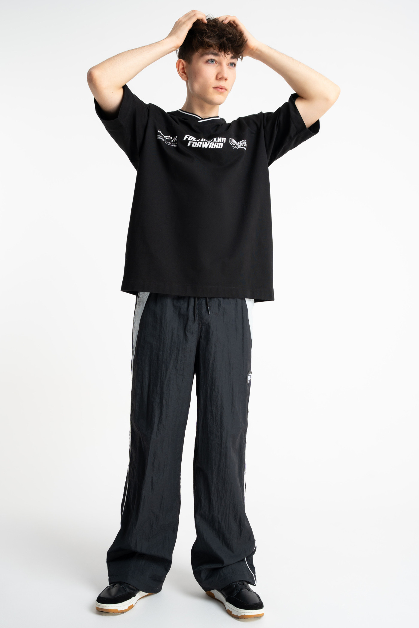 Czarne spodnie dresowe WIDE LEG z białymi lampasami z kreszowanego ortalionu