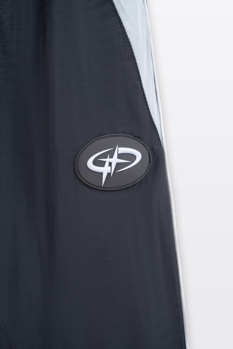 Czarne spodnie dresowe WIDE LEG z białymi lampasami z kreszowanego ortalionu