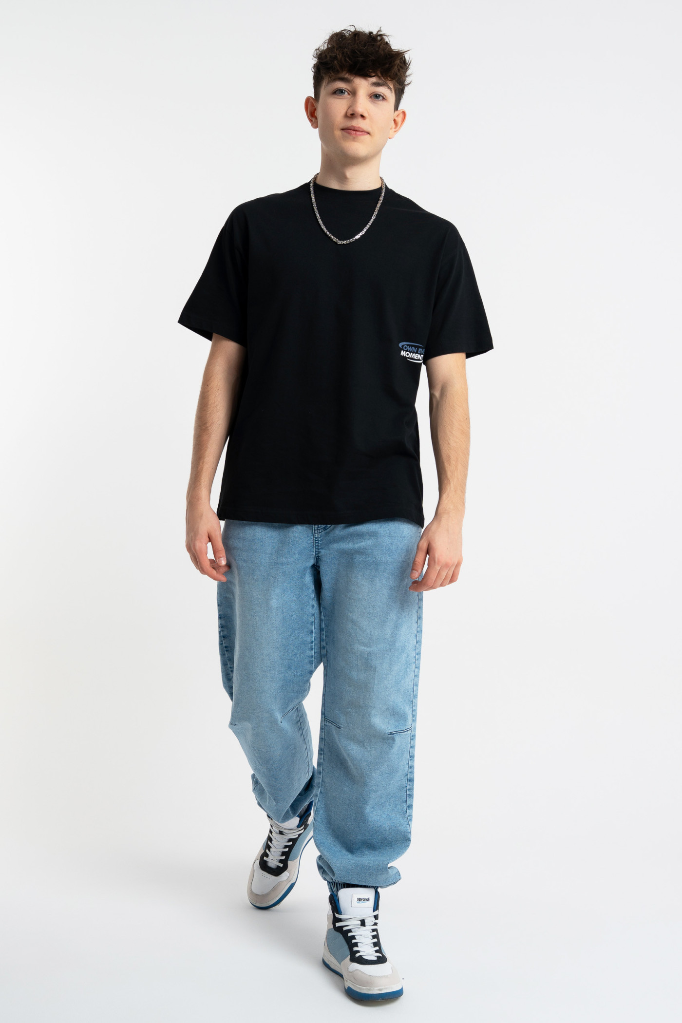 Jasnoniebieskie spodnie jeansowe typu JOGGER z efektem sprania