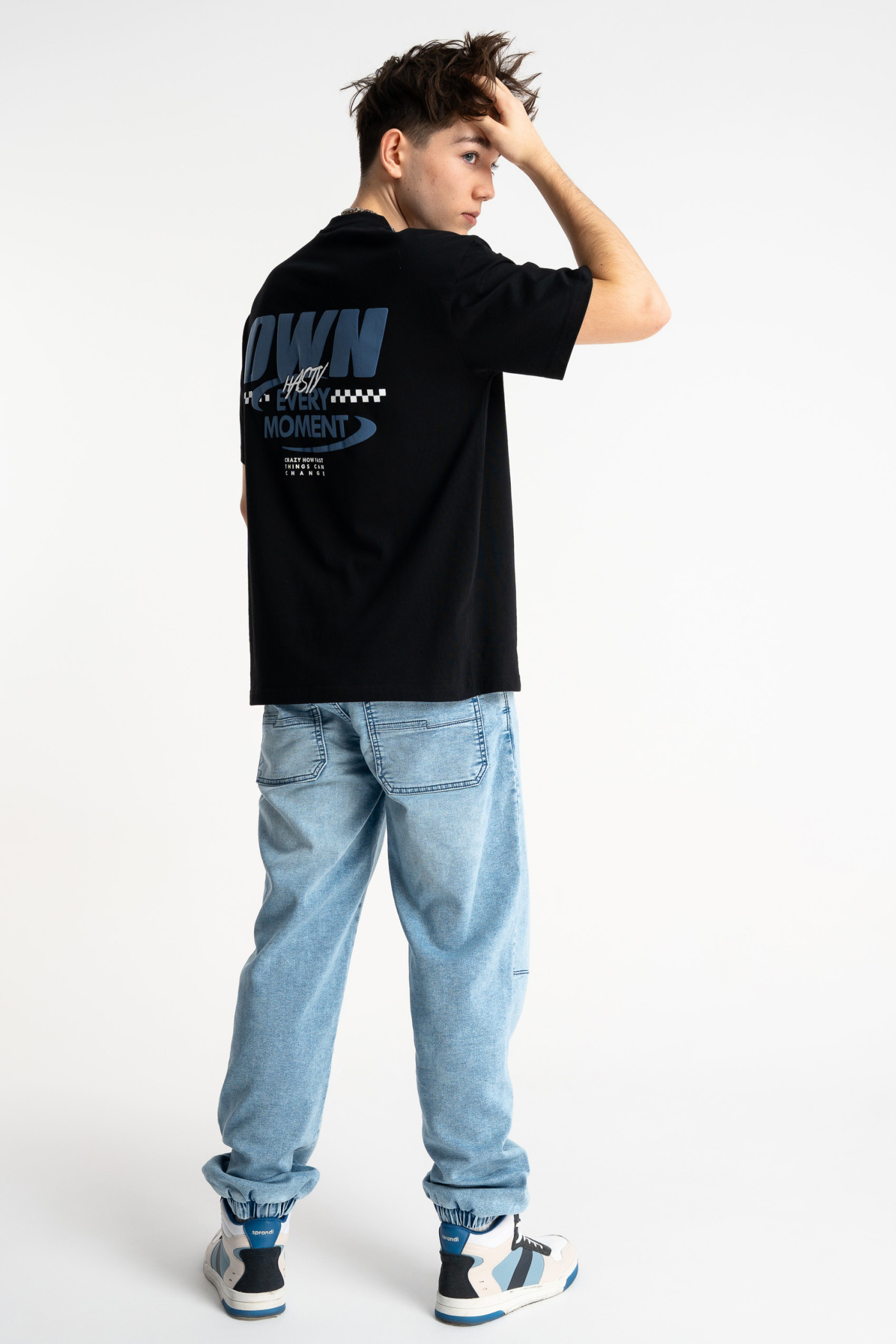 Jasnoniebieskie spodnie jeansowe typu JOGGER z efektem sprania