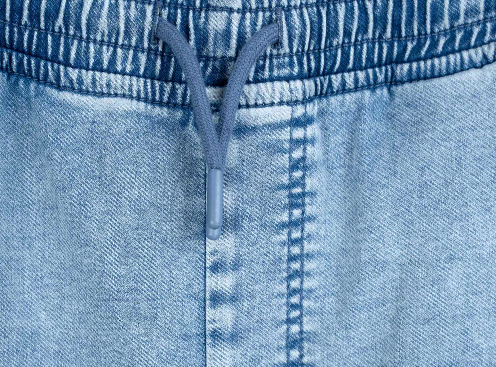 Jasnoniebieskie spodnie jeansowe typu JOGGER z efektem sprania