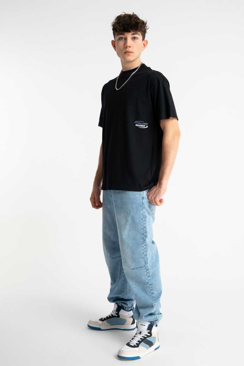 Jasnoniebieskie spodnie jeansowe typu JOGGER z efektem sprania