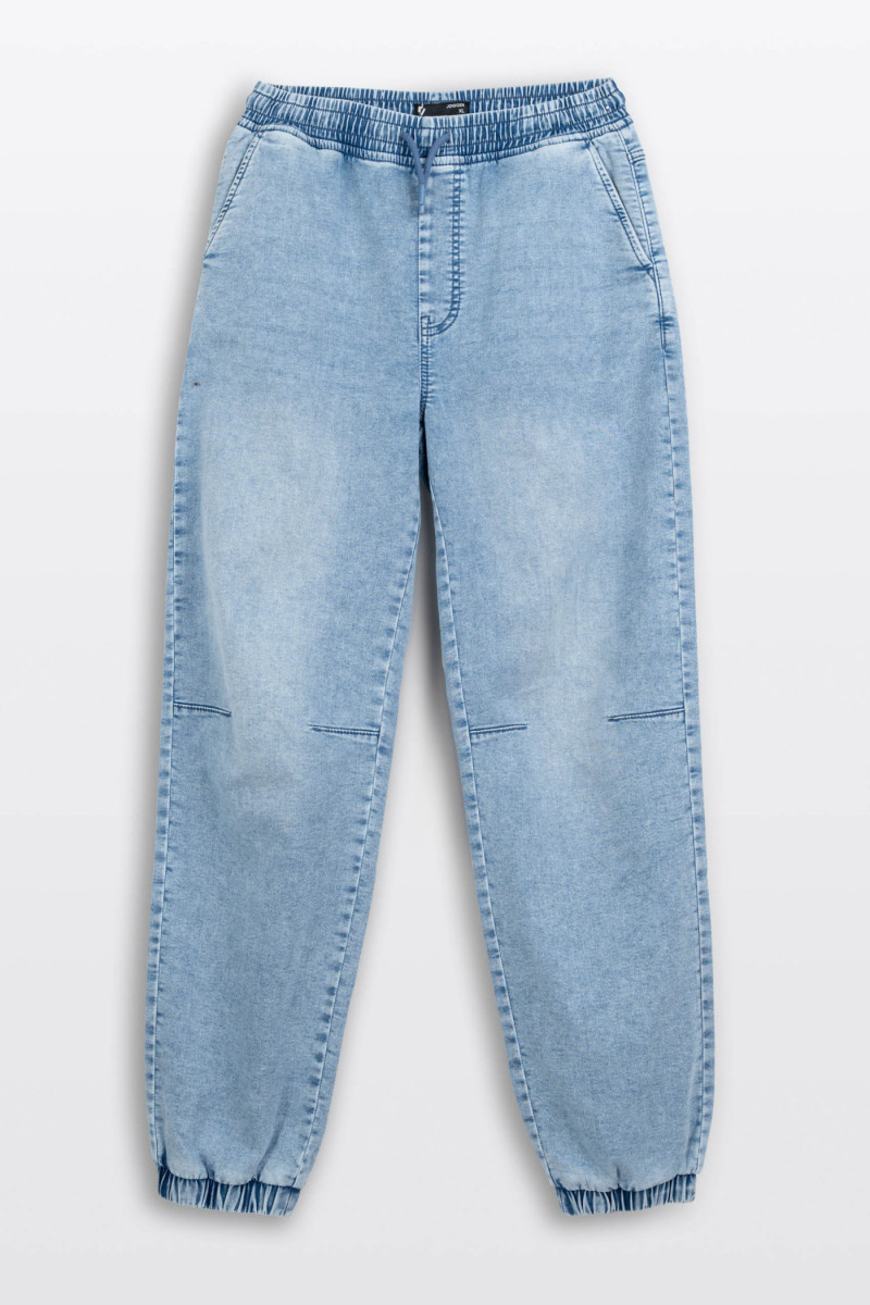 Jasnoniebieskie spodnie jeansowe typu JOGGER z efektem sprania