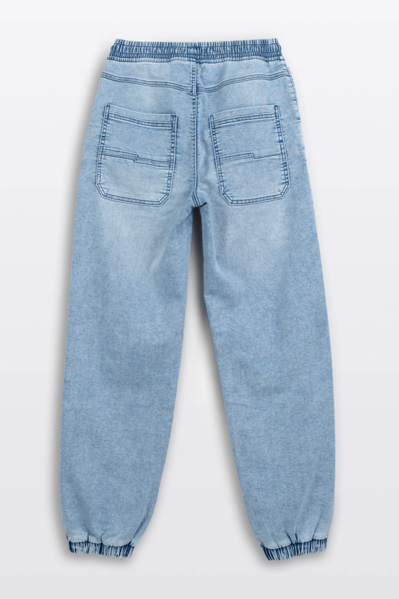 Jasnoniebieskie spodnie jeansowe typu JOGGER z efektem sprania