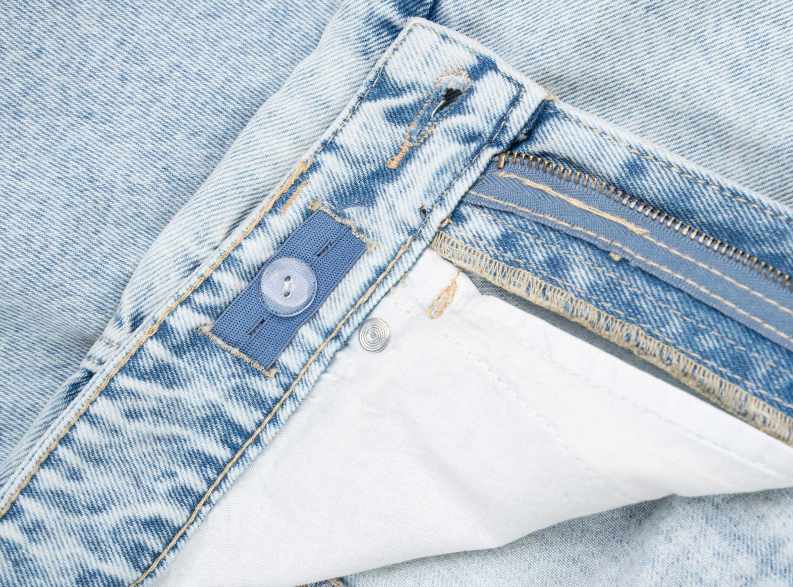 Jasnoniebieskie krótkie spodenki jeansowe model JORTS z efektem sprania