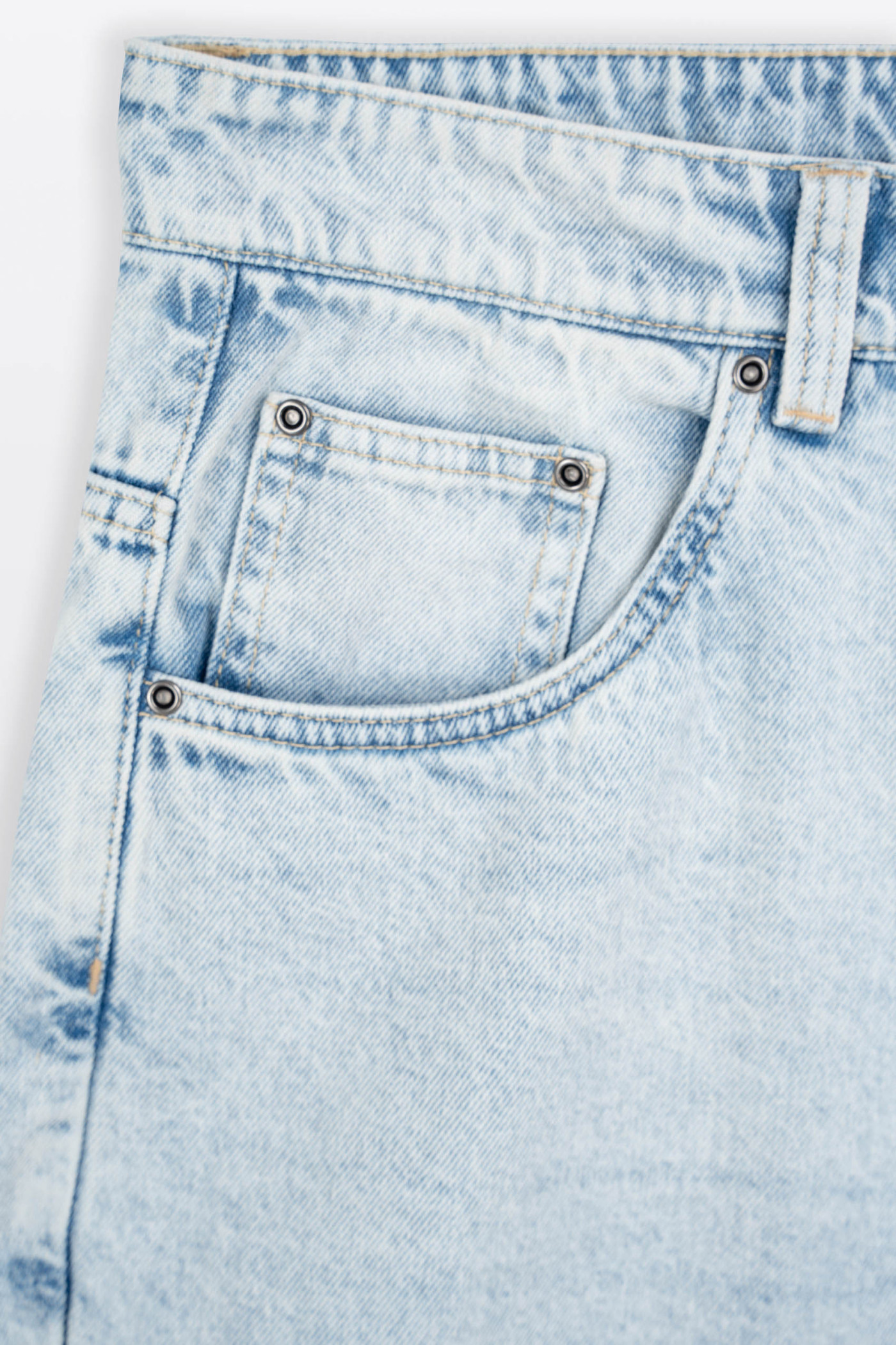 Jasnoniebieskie krótkie spodenki jeansowe model JORTS z efektem sprania